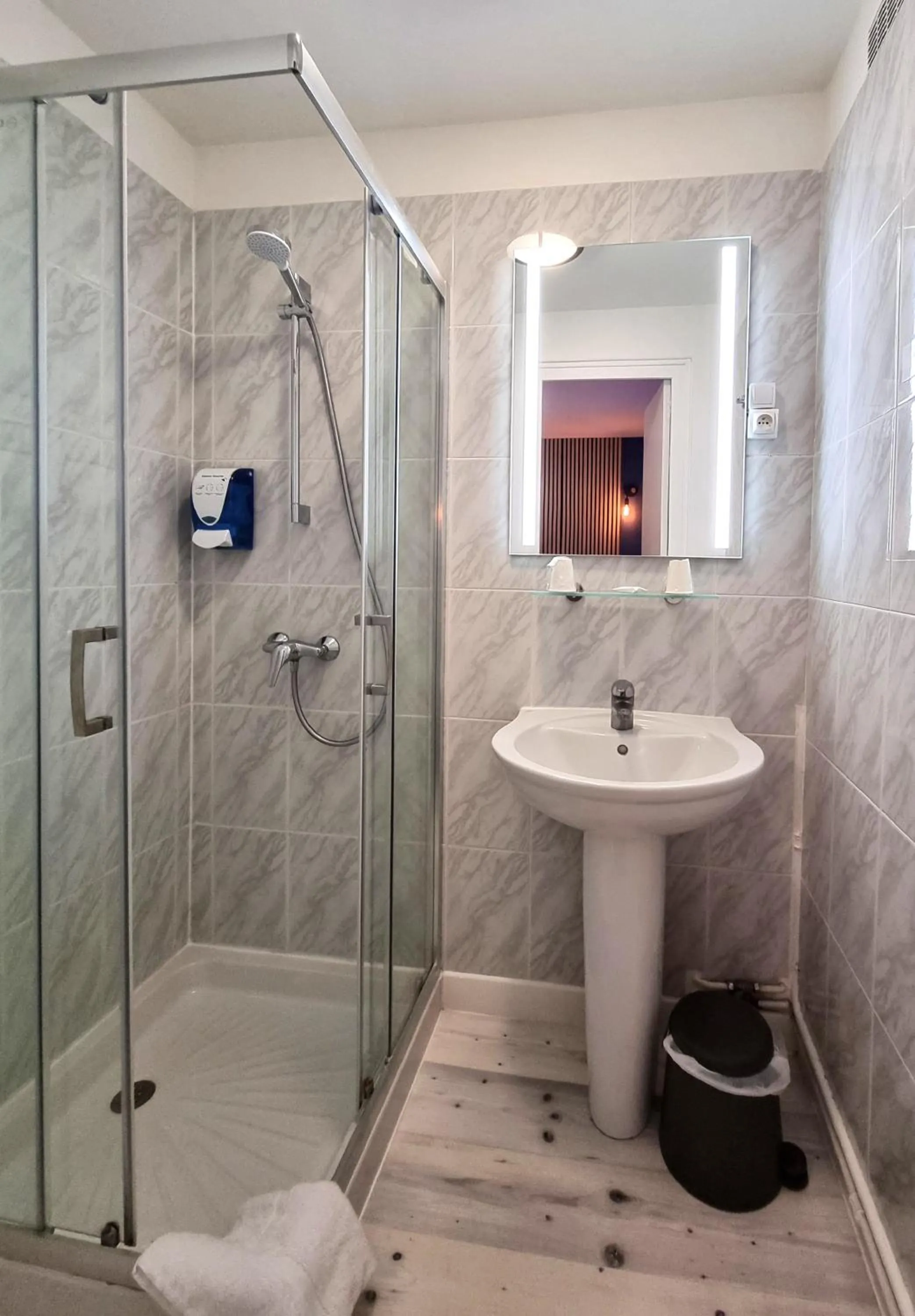 Shower in Hotel Le Bourgogne