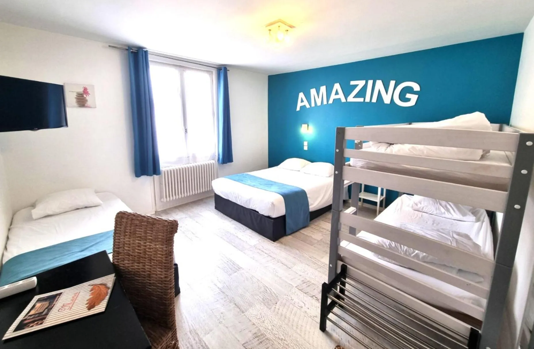 Property building, Bed in Hotel Le Bourgogne