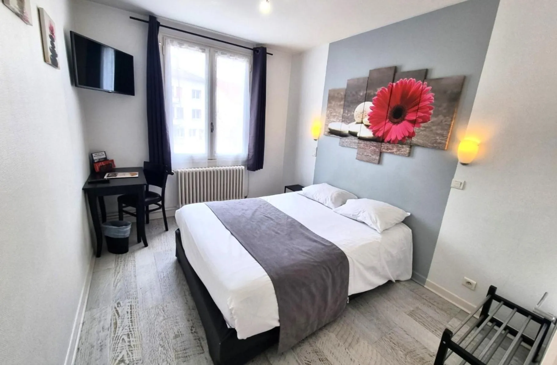 Property building, Bed in Hotel Le Bourgogne