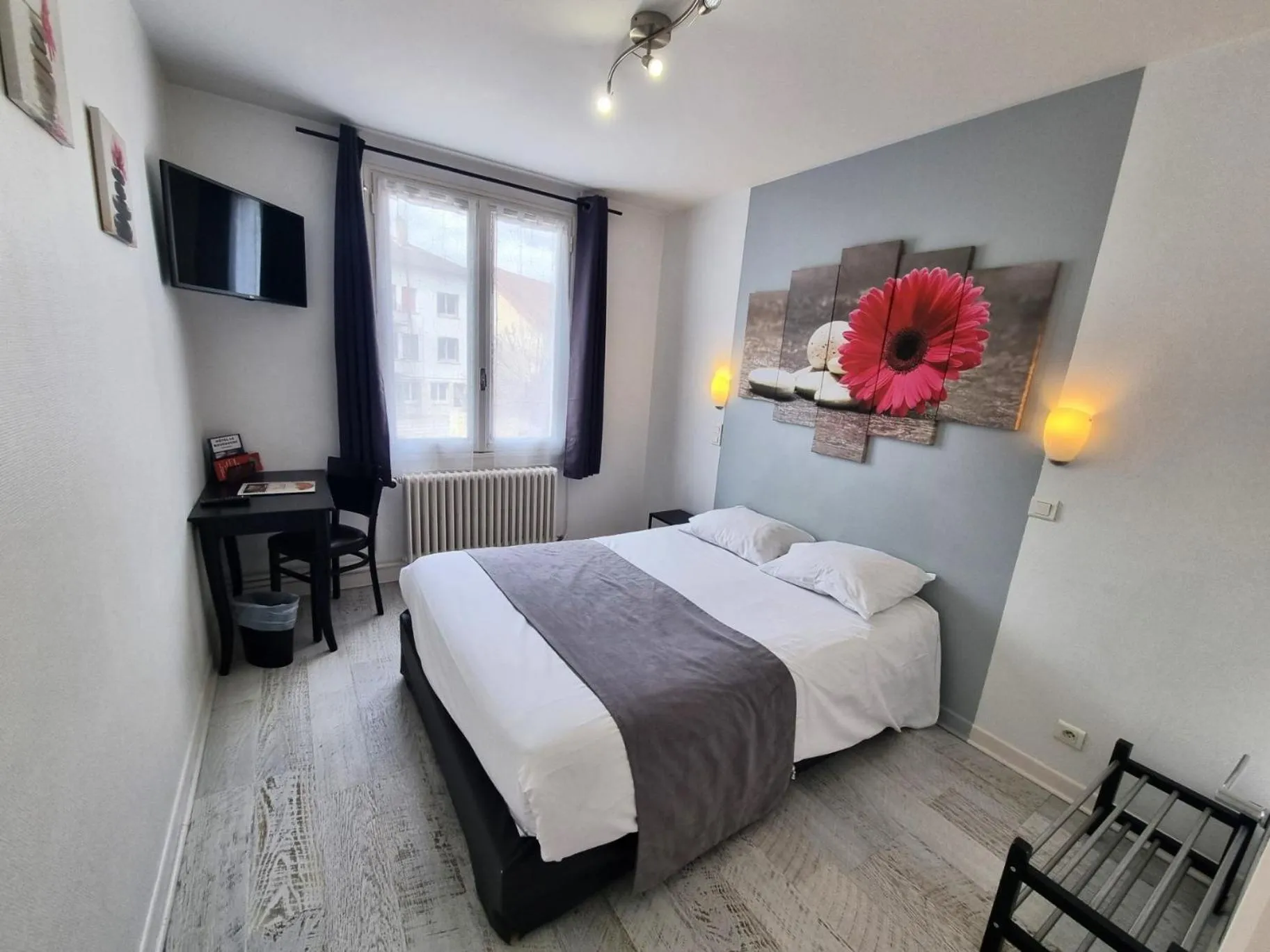 Photo of the whole room, Bed in Hotel Le Bourgogne