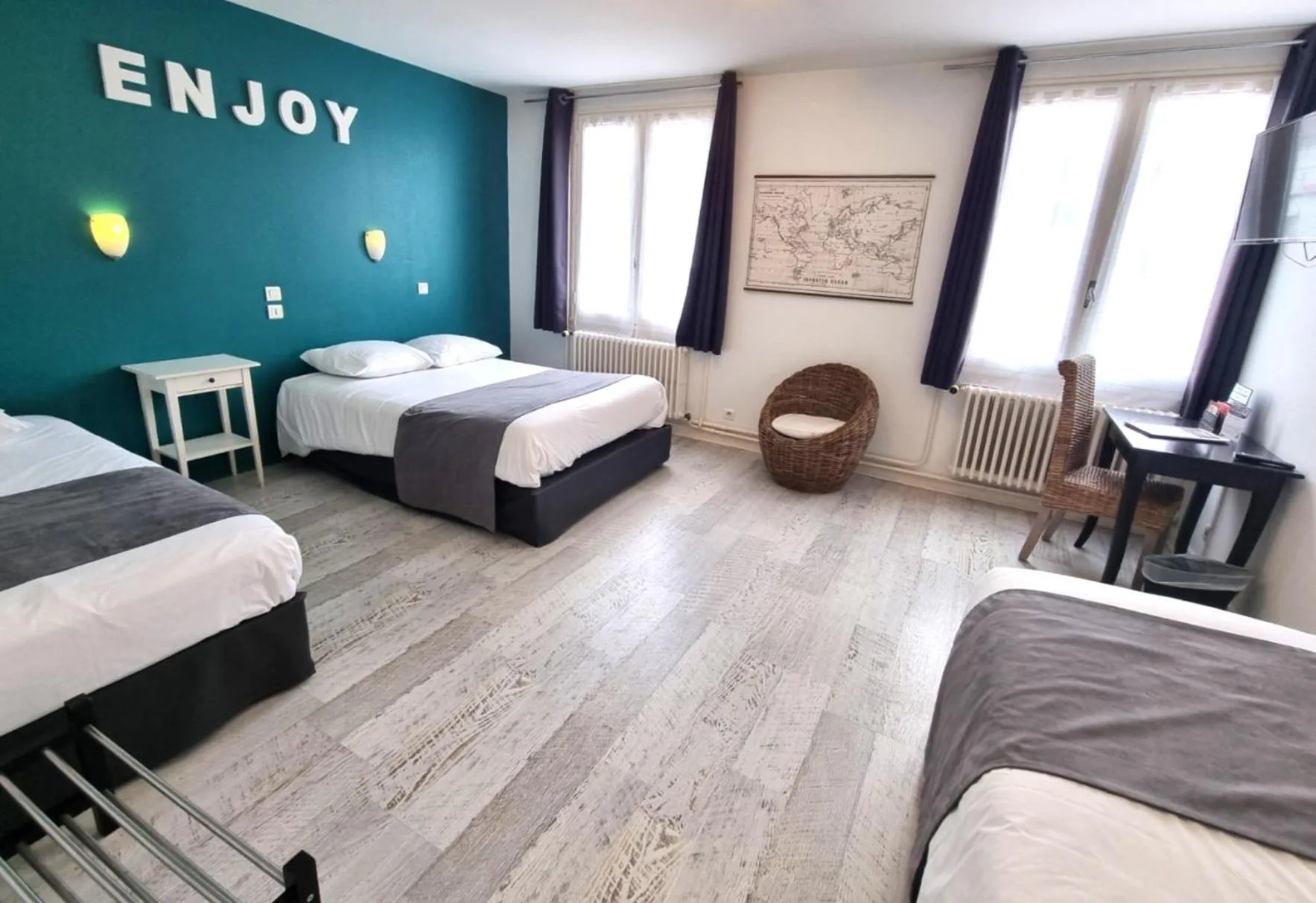 Property building, Bed in Hotel Le Bourgogne
