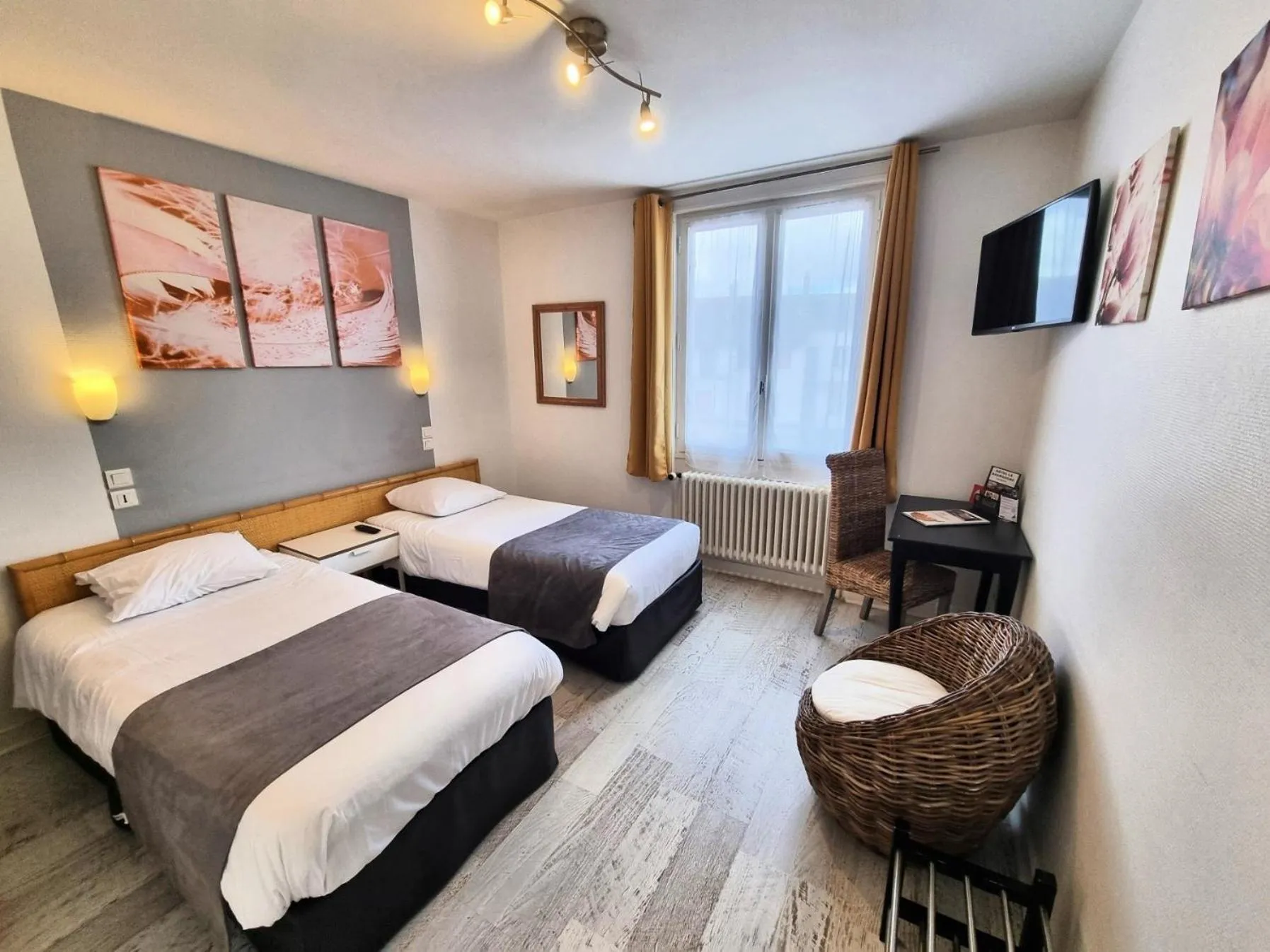 Bed in Hotel Le Bourgogne