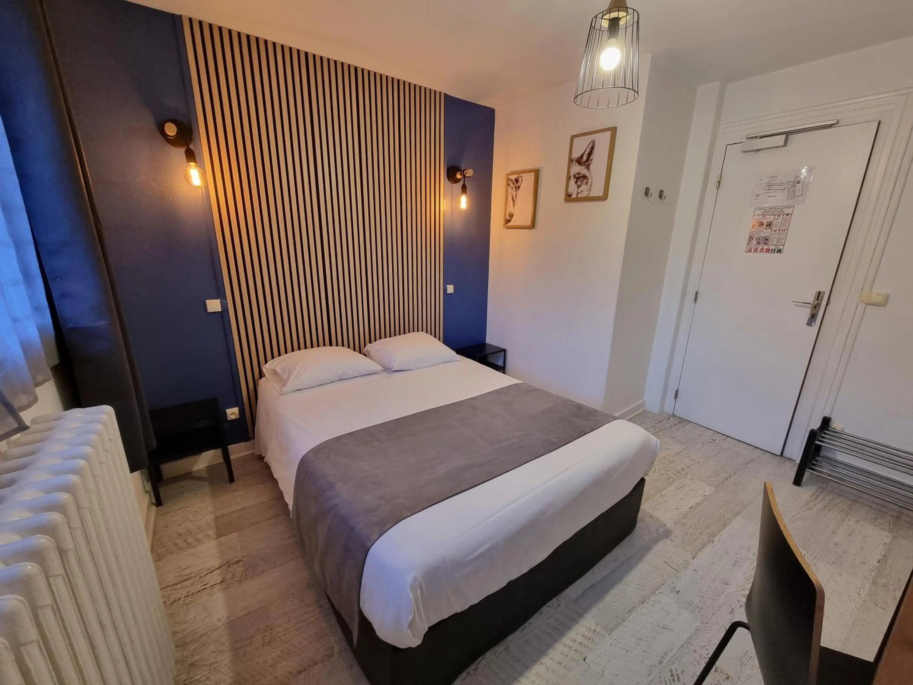 Bed in Hotel Le Bourgogne