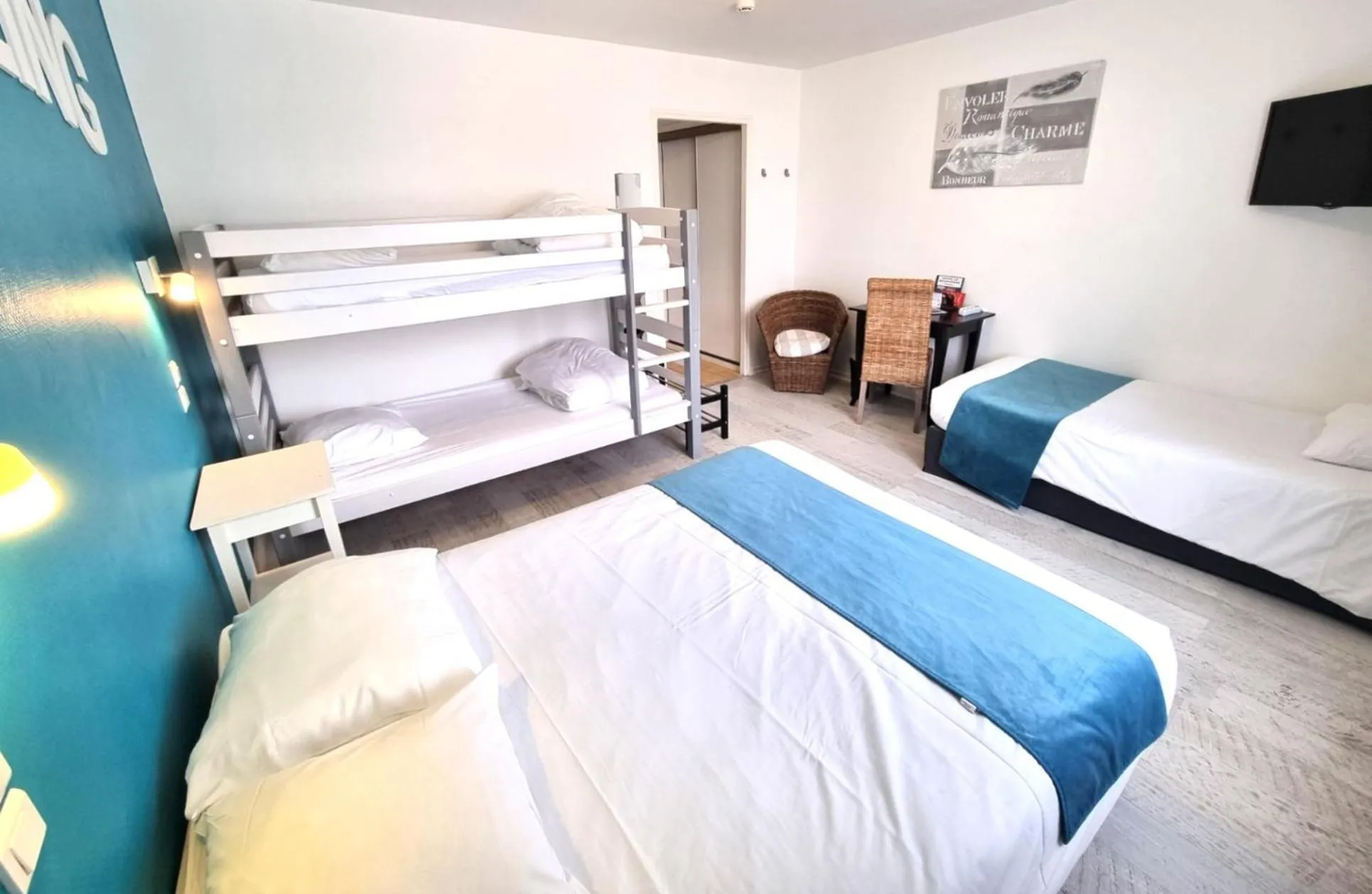Property building, Bed in Hotel Le Bourgogne