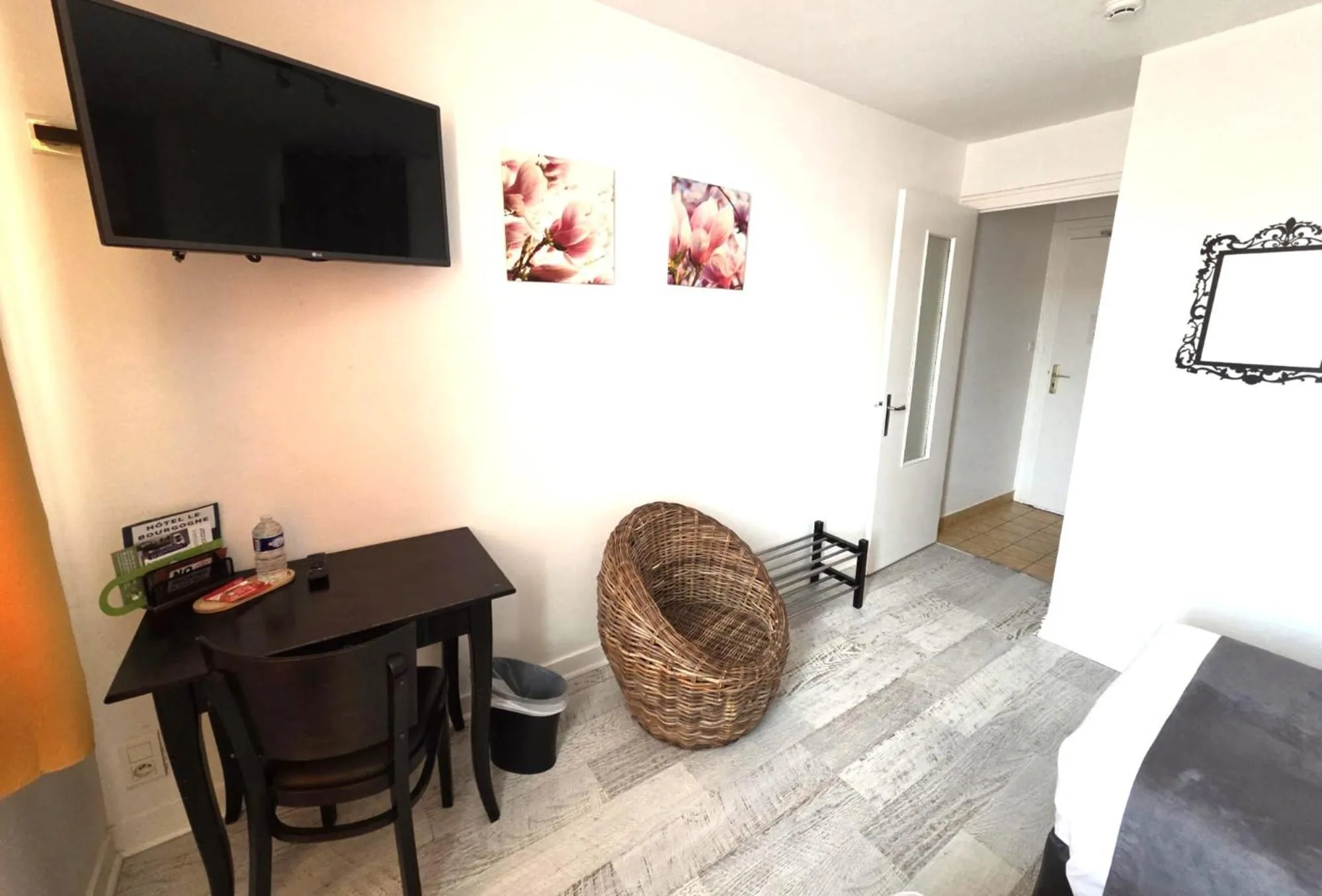 Property building in Hotel Le Bourgogne