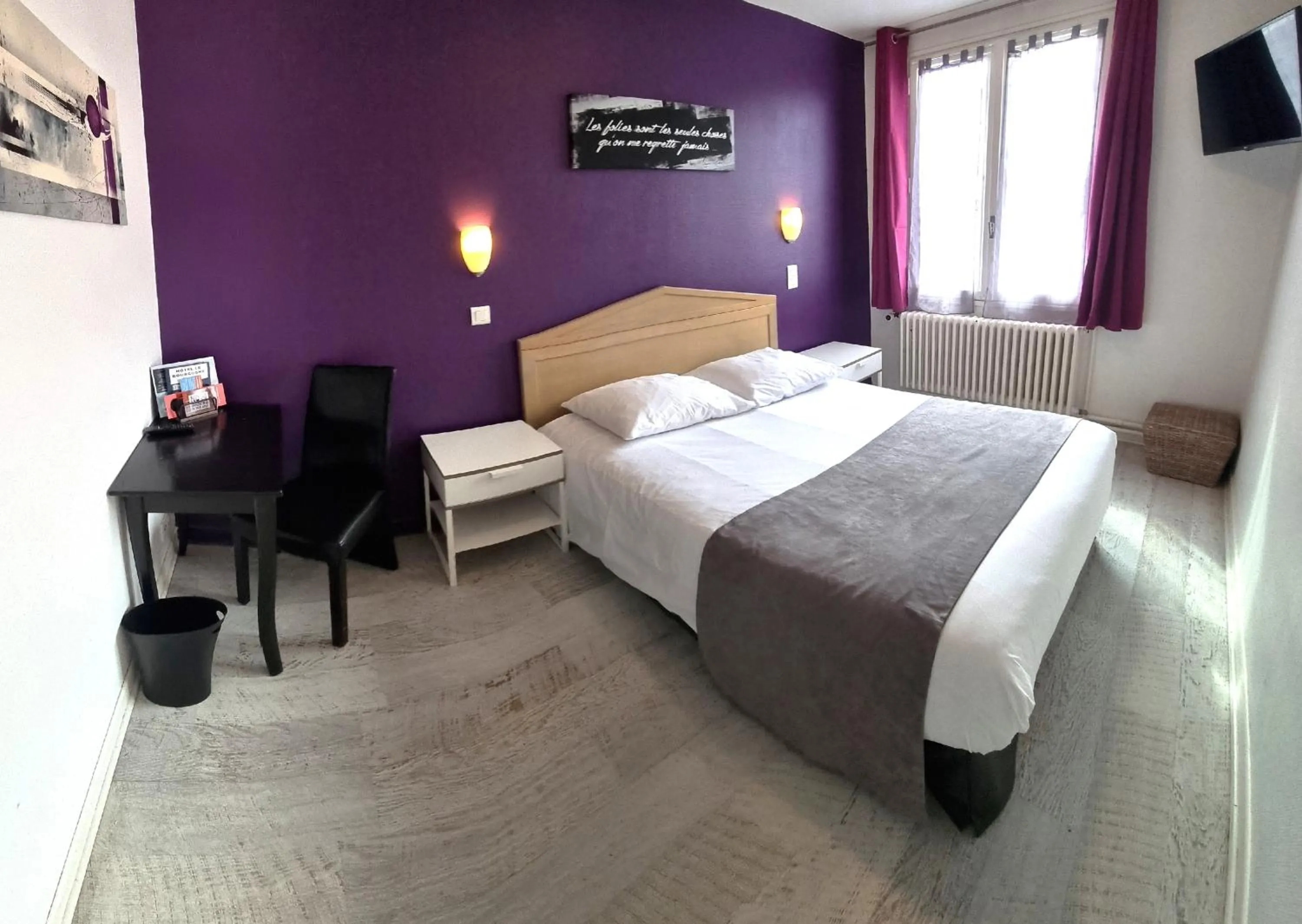 Property building, Bed in Hotel Le Bourgogne