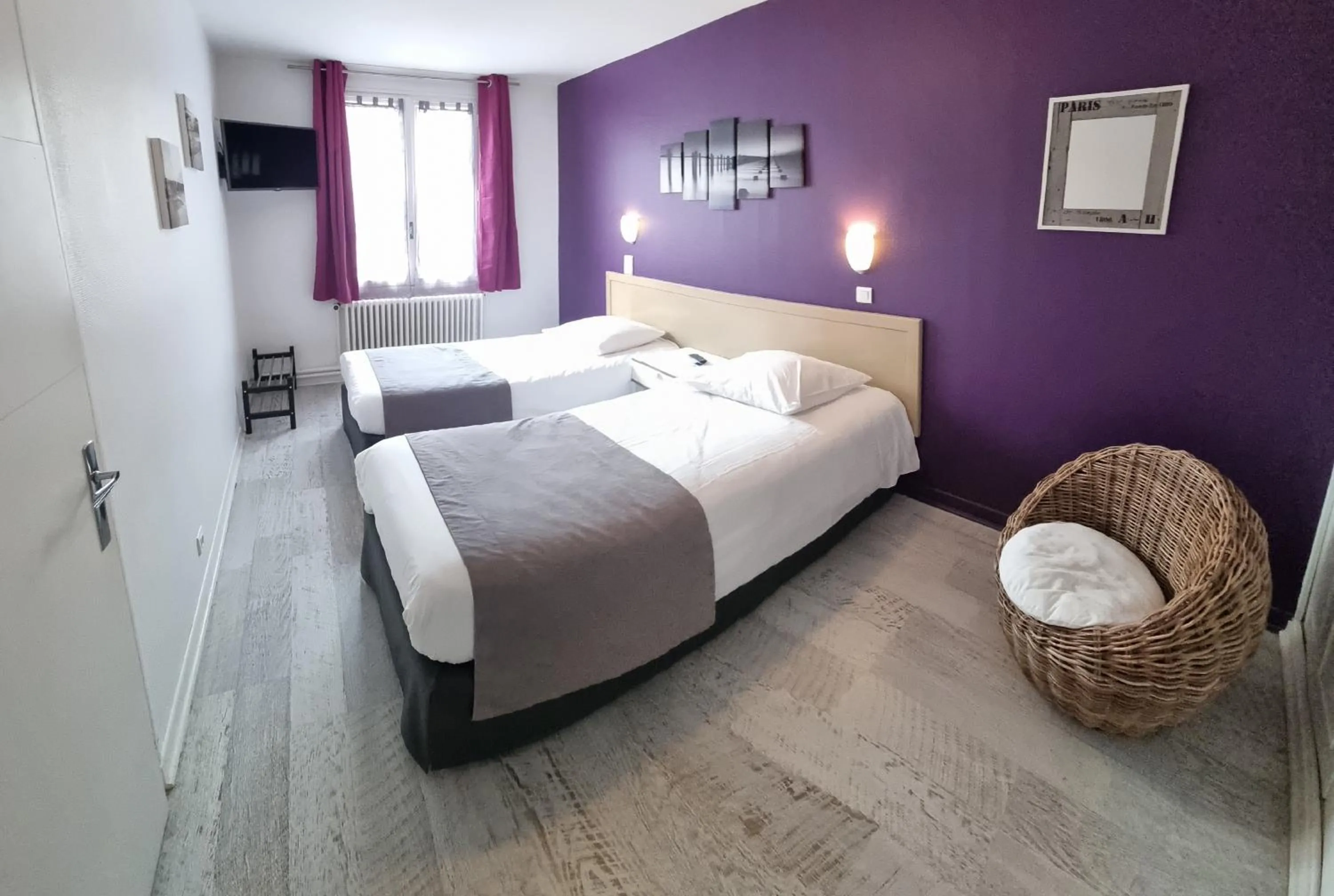 Property building, Bed in Hotel Le Bourgogne