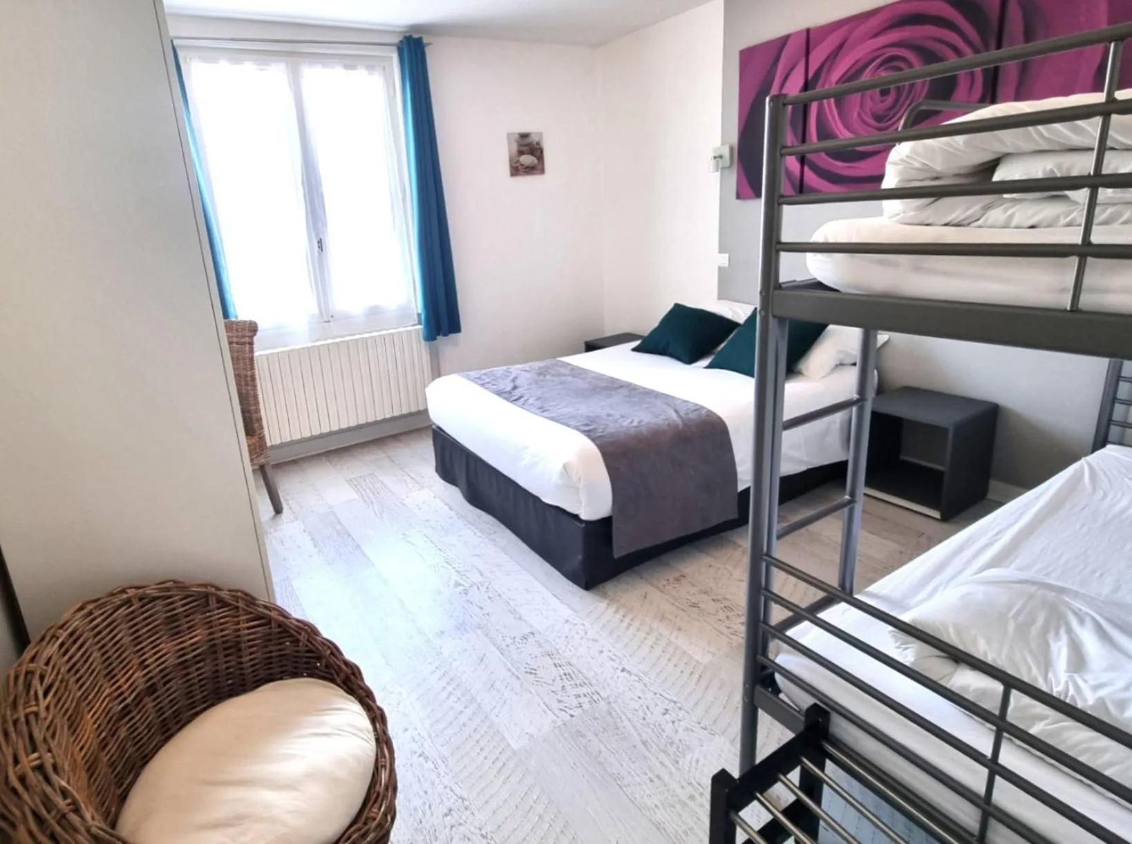 Property building, Bed in Hotel Le Bourgogne