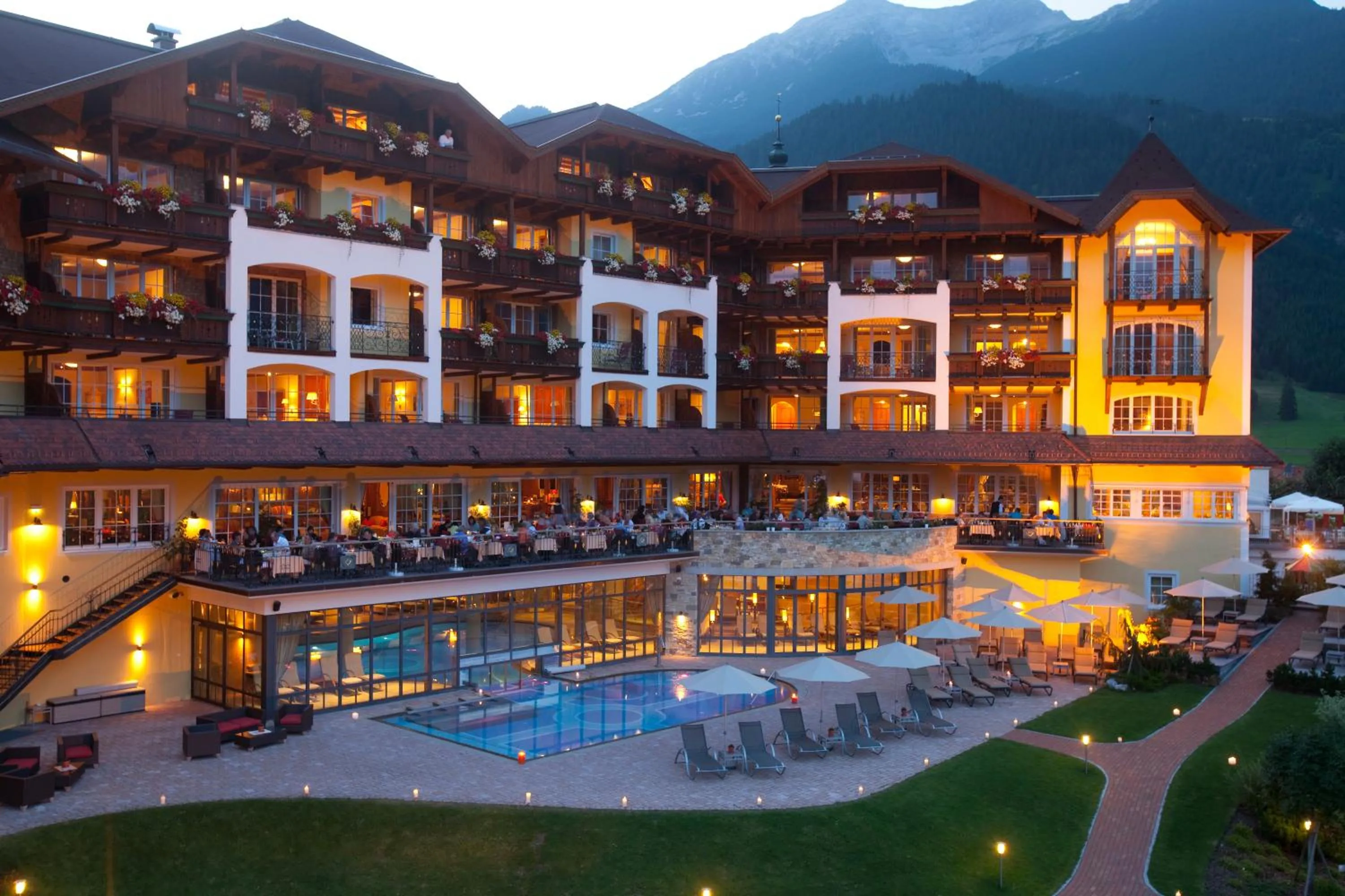 Facade/entrance in Hotel Post Lermoos