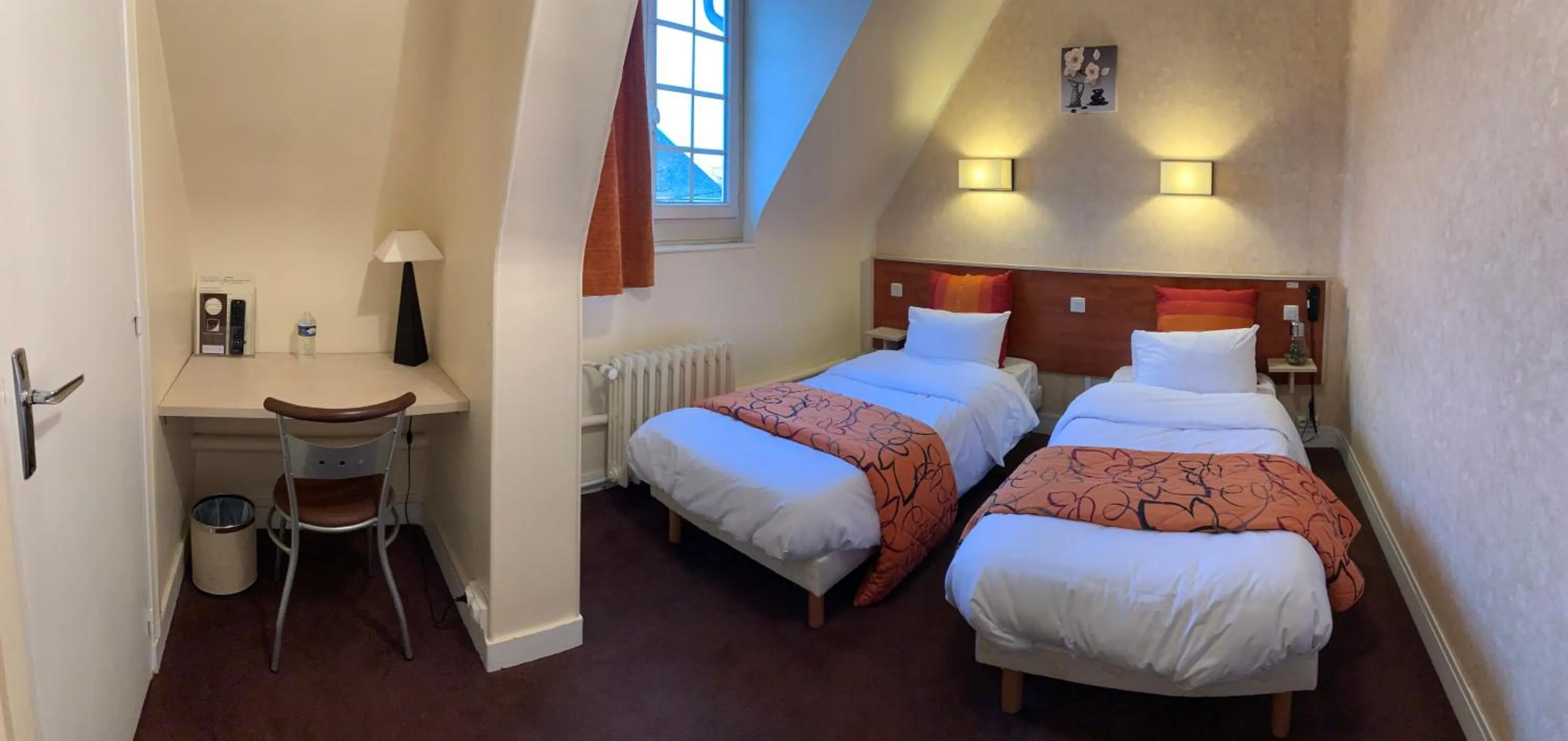 Photo of the whole room, Bed in Au Petit Vivoin