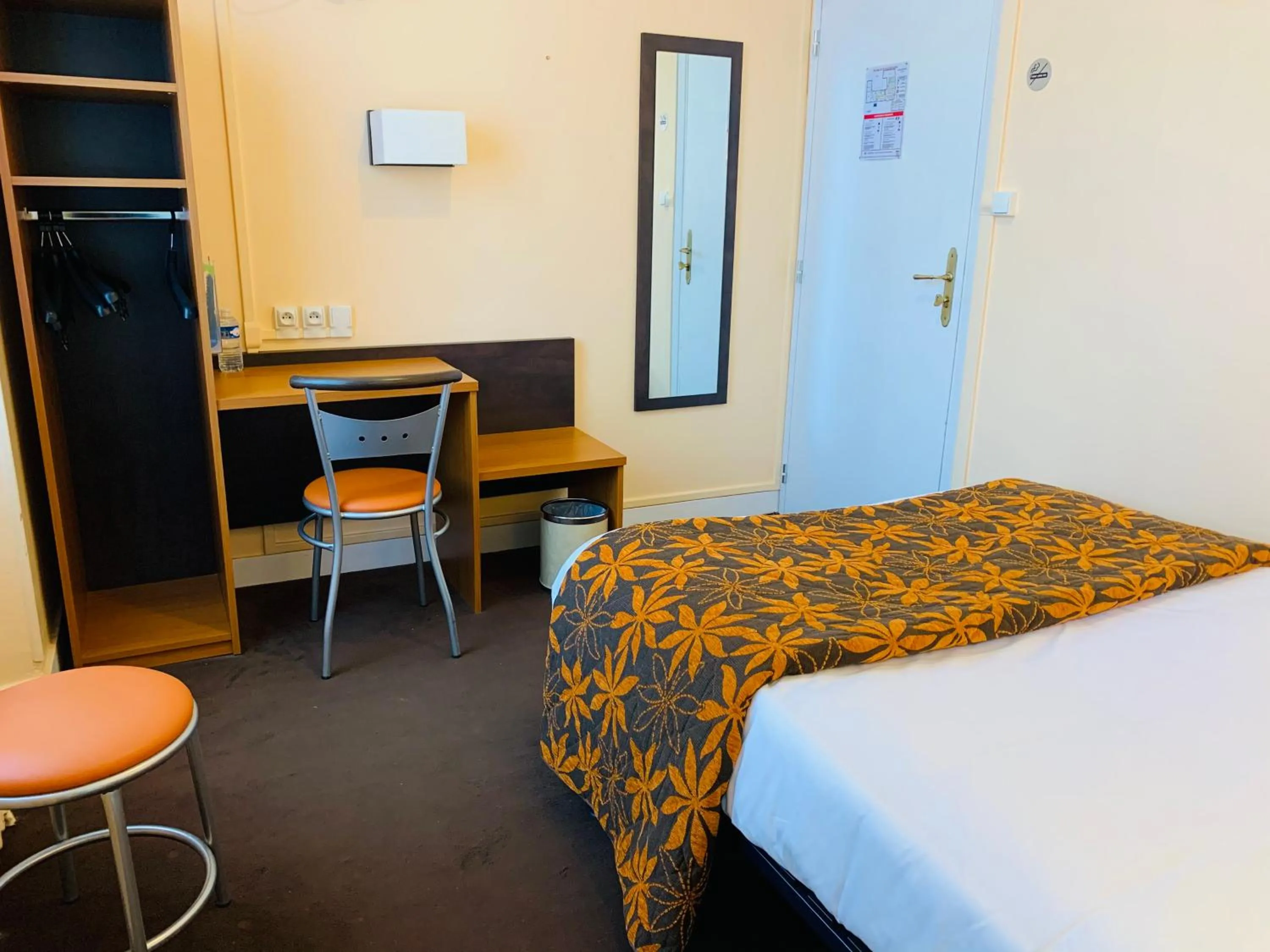 Bedroom, Bed in Au Petit Vivoin