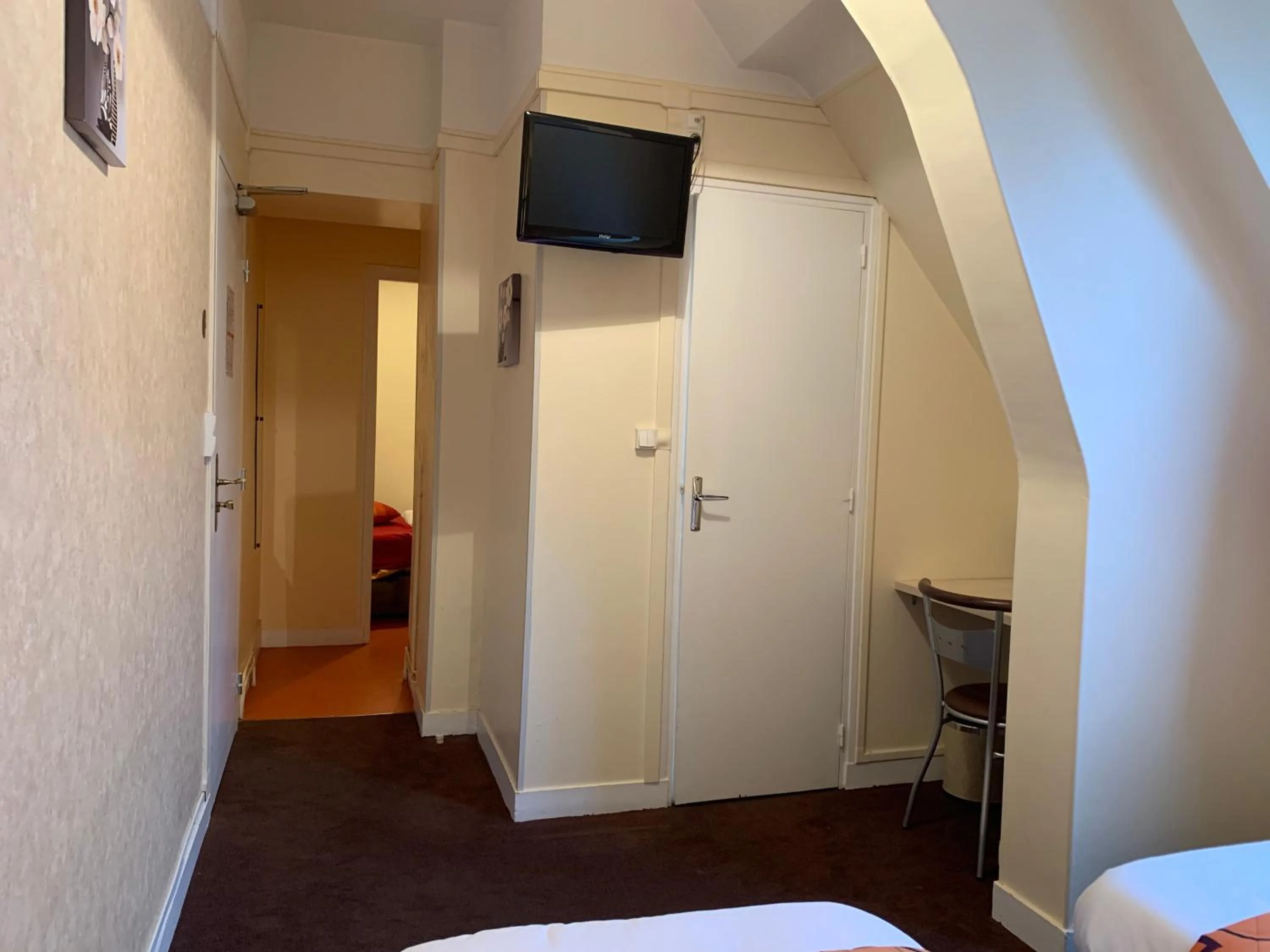 TV and multimedia, Bed in Au Petit Vivoin