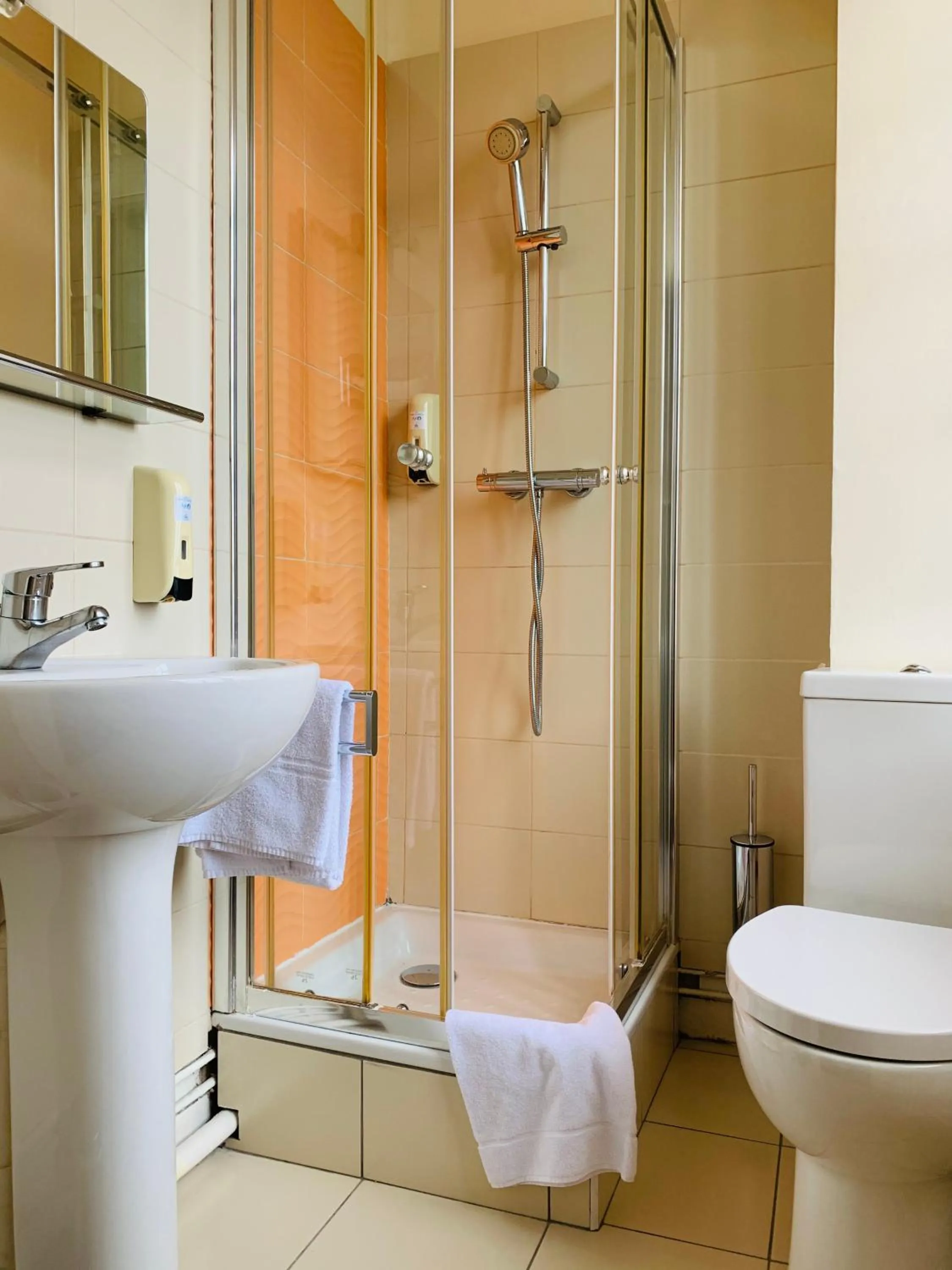 Bathroom in Au Petit Vivoin