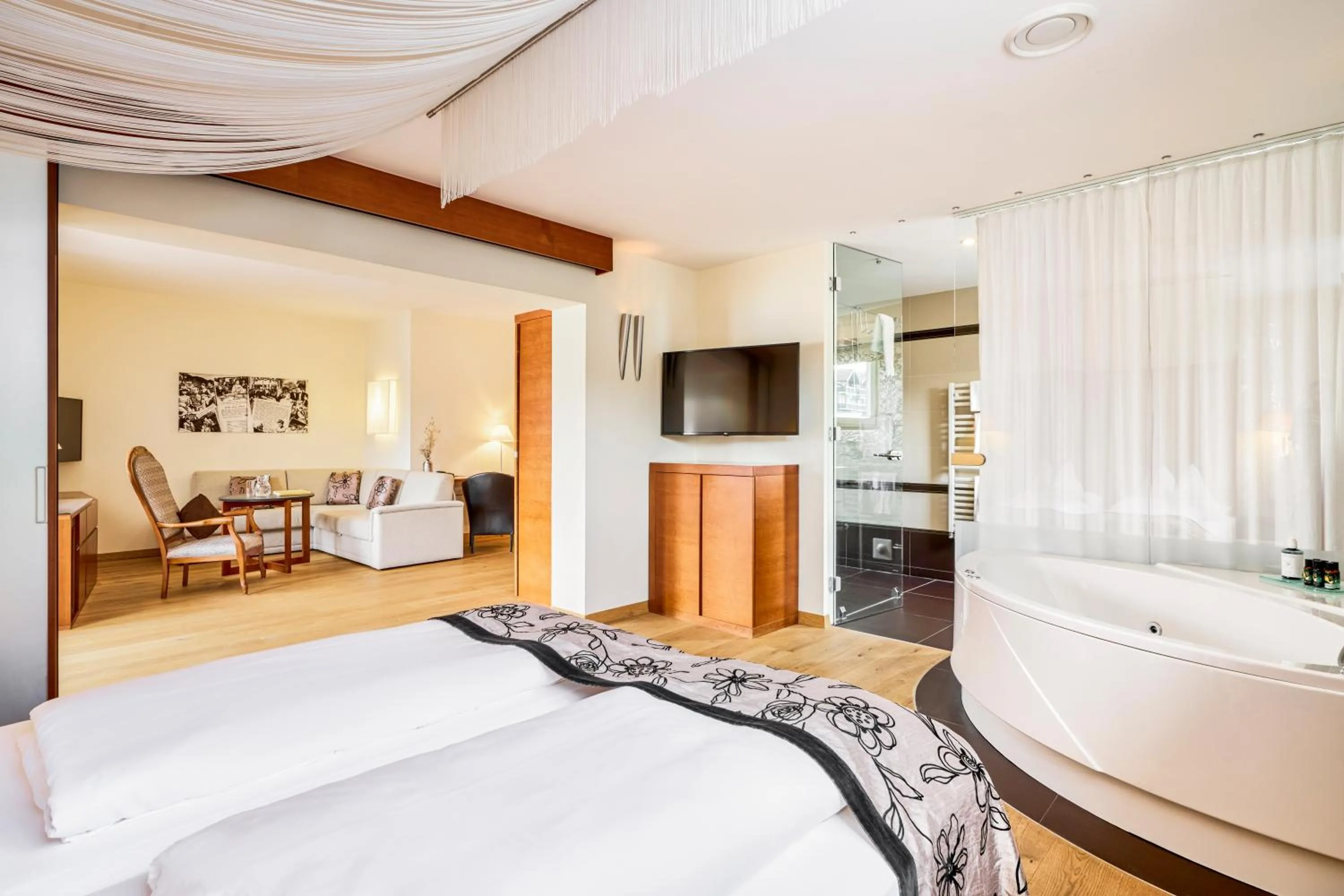 Bathroom, Bed in Romantik Hotel Im Weissen Rössl am Wolfgangsee