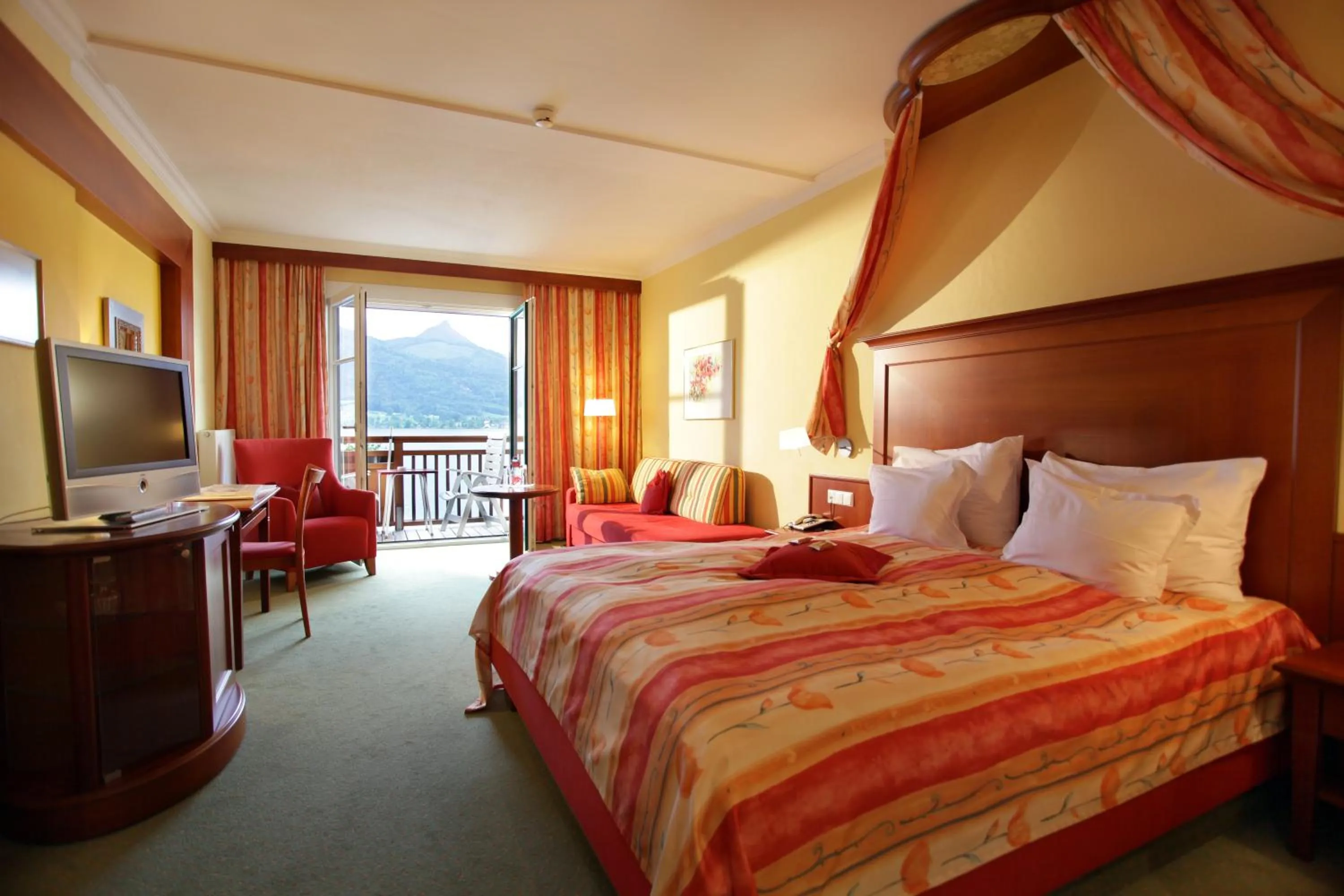 Bed in Romantik Hotel Im Weissen Rössl am Wolfgangsee