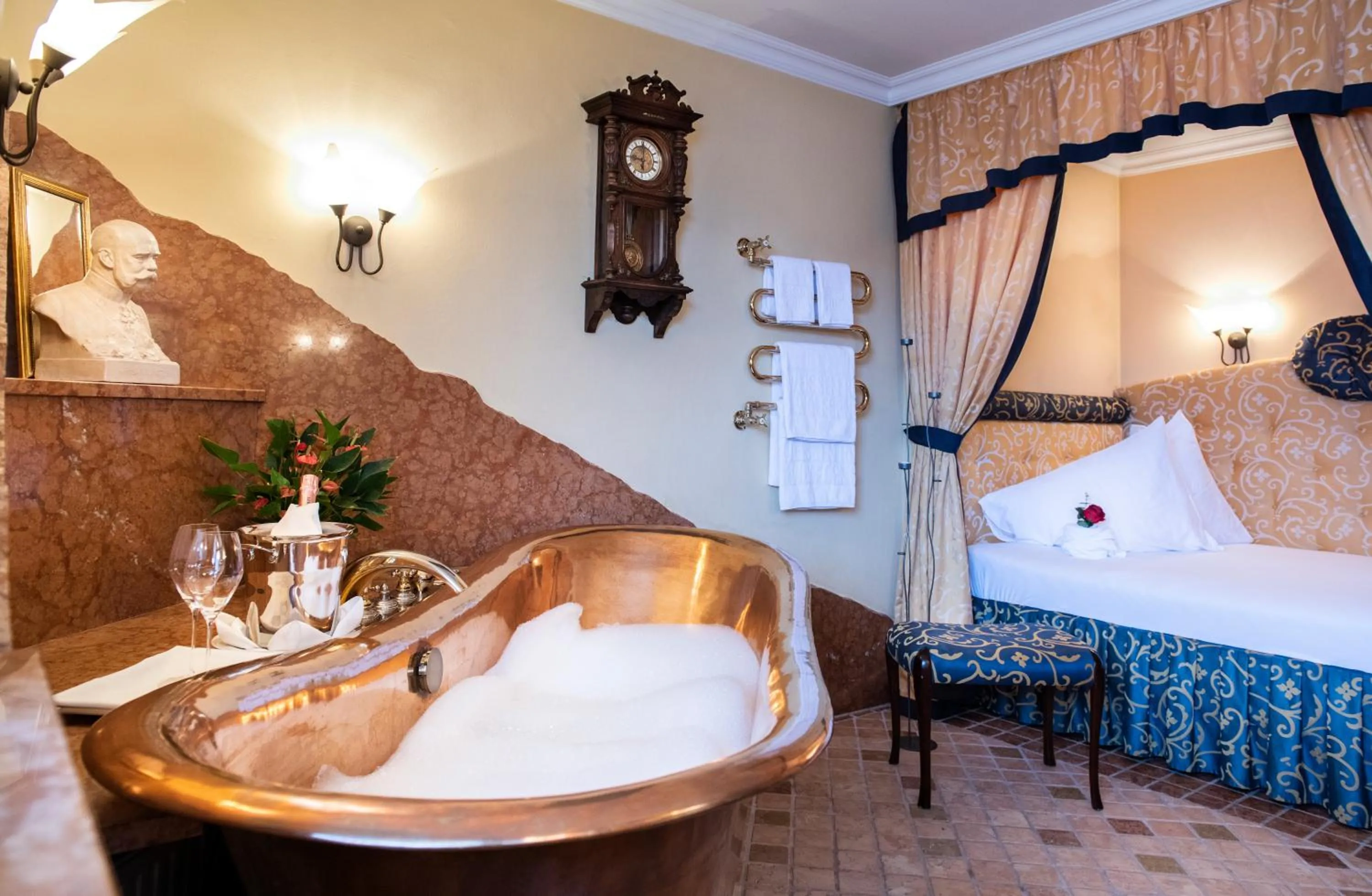 Spa and wellness centre/facilities, Bed in Romantik Hotel Im Weissen Rössl am Wolfgangsee