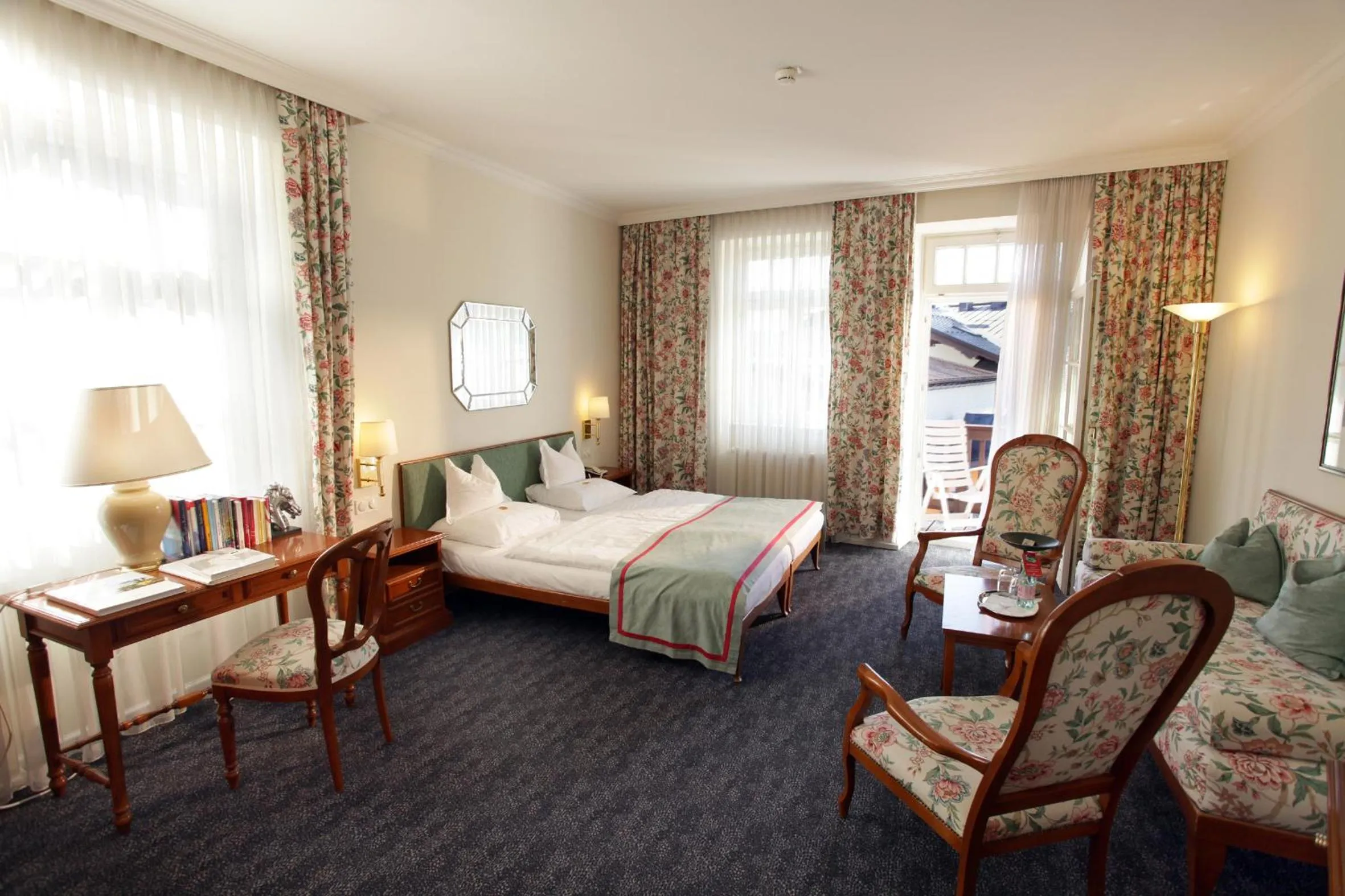 Bed in Romantik Hotel Im Weissen Rössl am Wolfgangsee