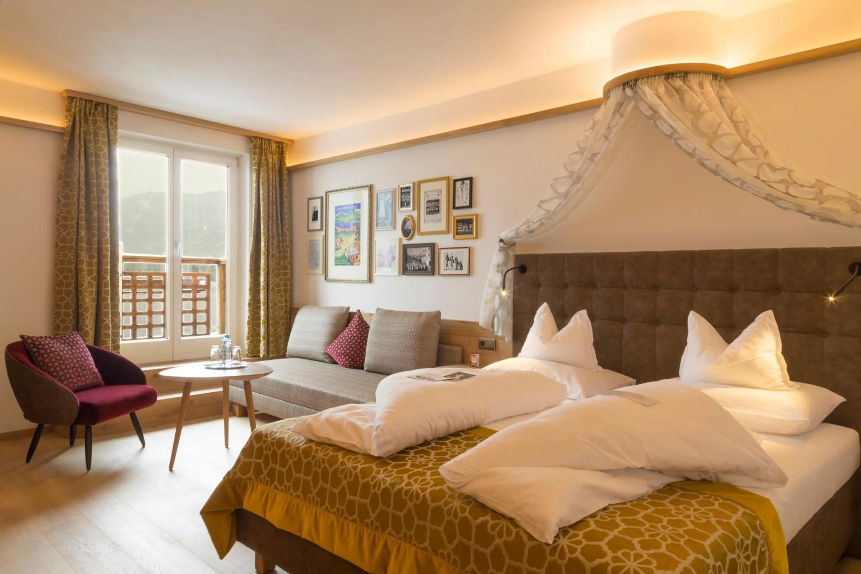 Bed in Romantik Hotel Im Weissen Rössl am Wolfgangsee