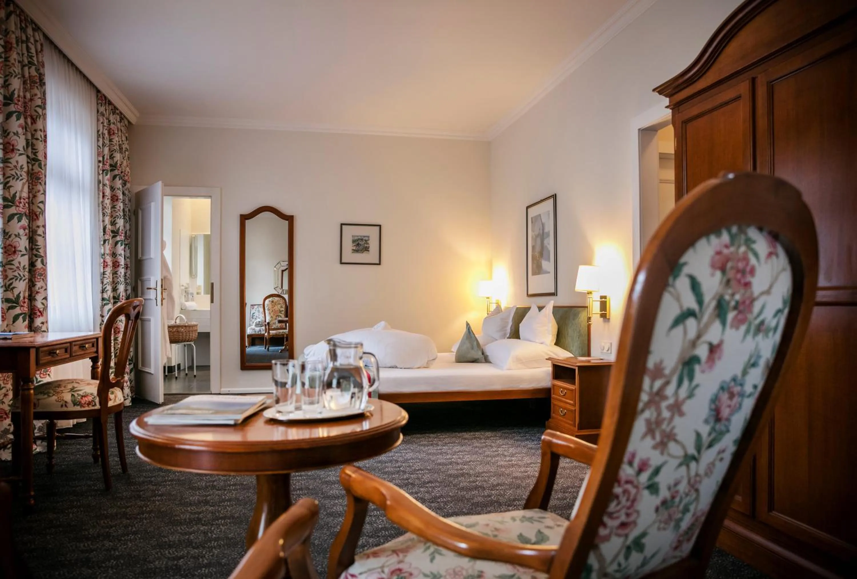 Bed in Romantik Hotel Im Weissen Rössl am Wolfgangsee