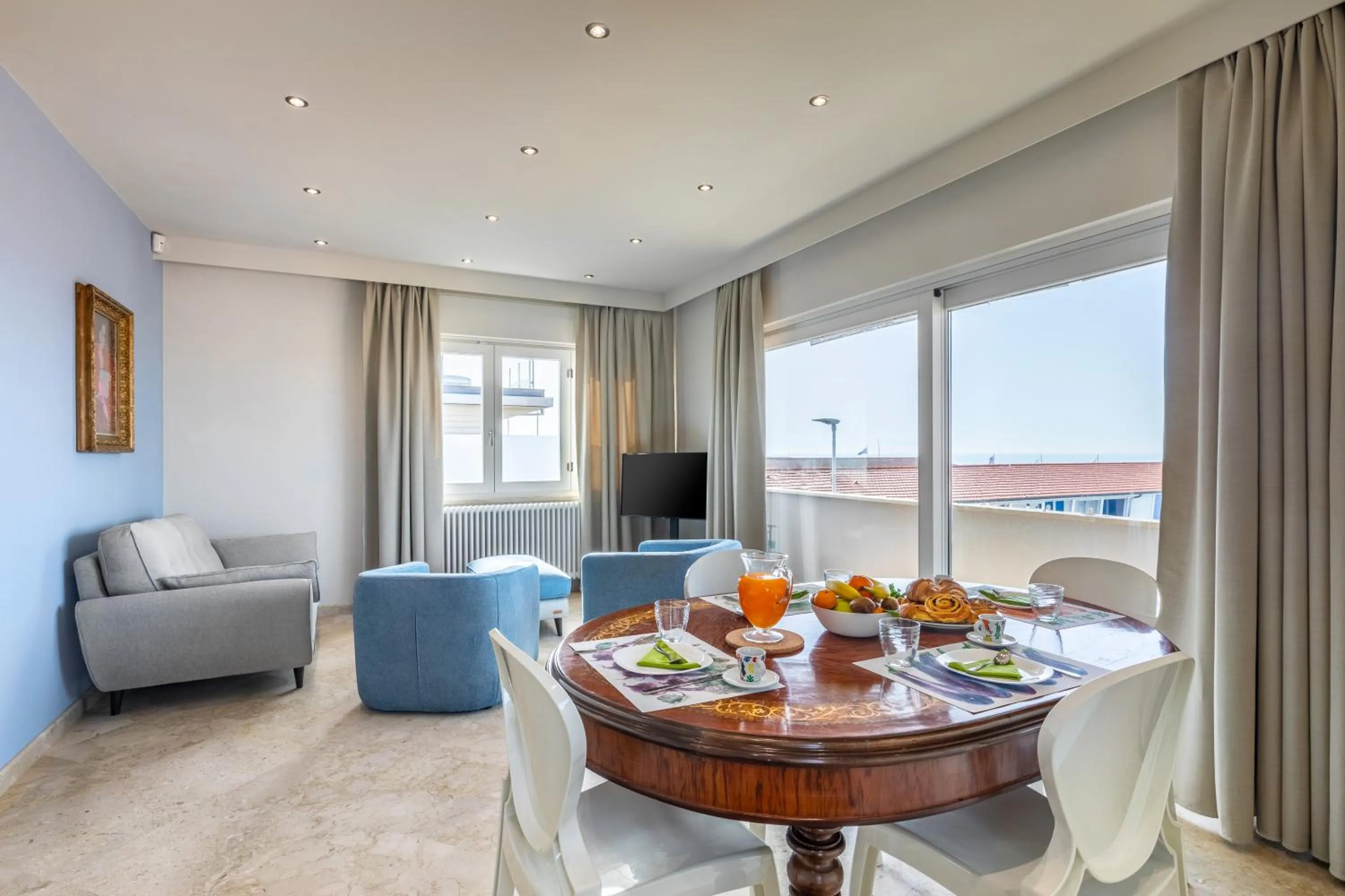 Communal lounge/ TV room in Viareggio Suite - Sea view apartment