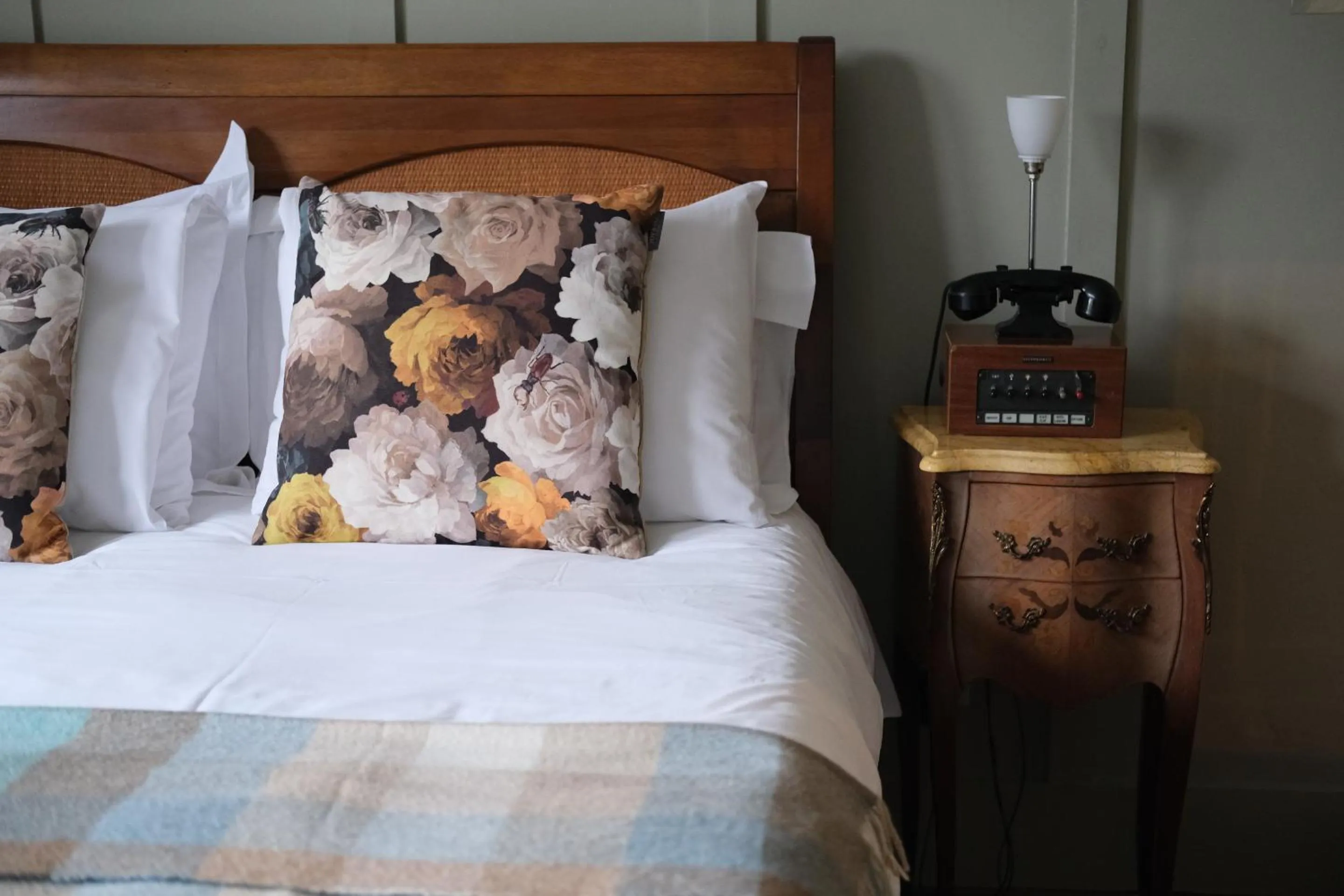 Bedroom, Bed in The Crown Inn Dial Post