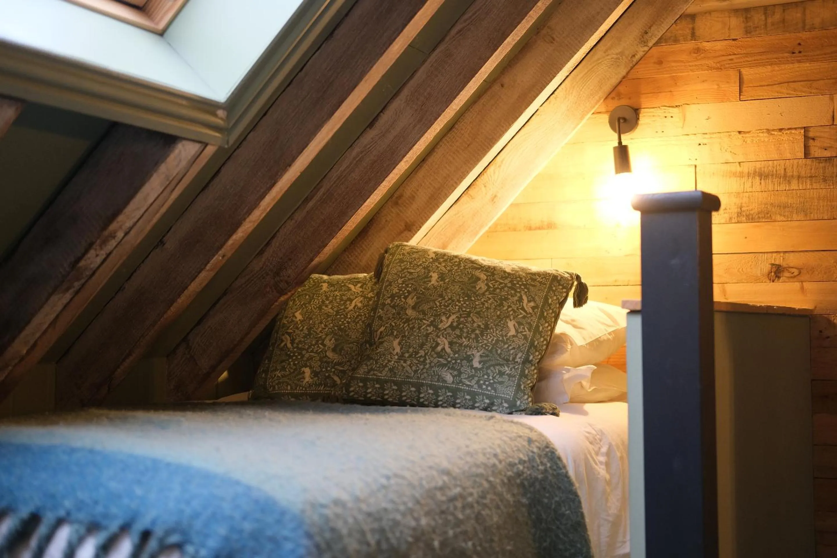 Bedroom, Bed in The Crown Inn Dial Post