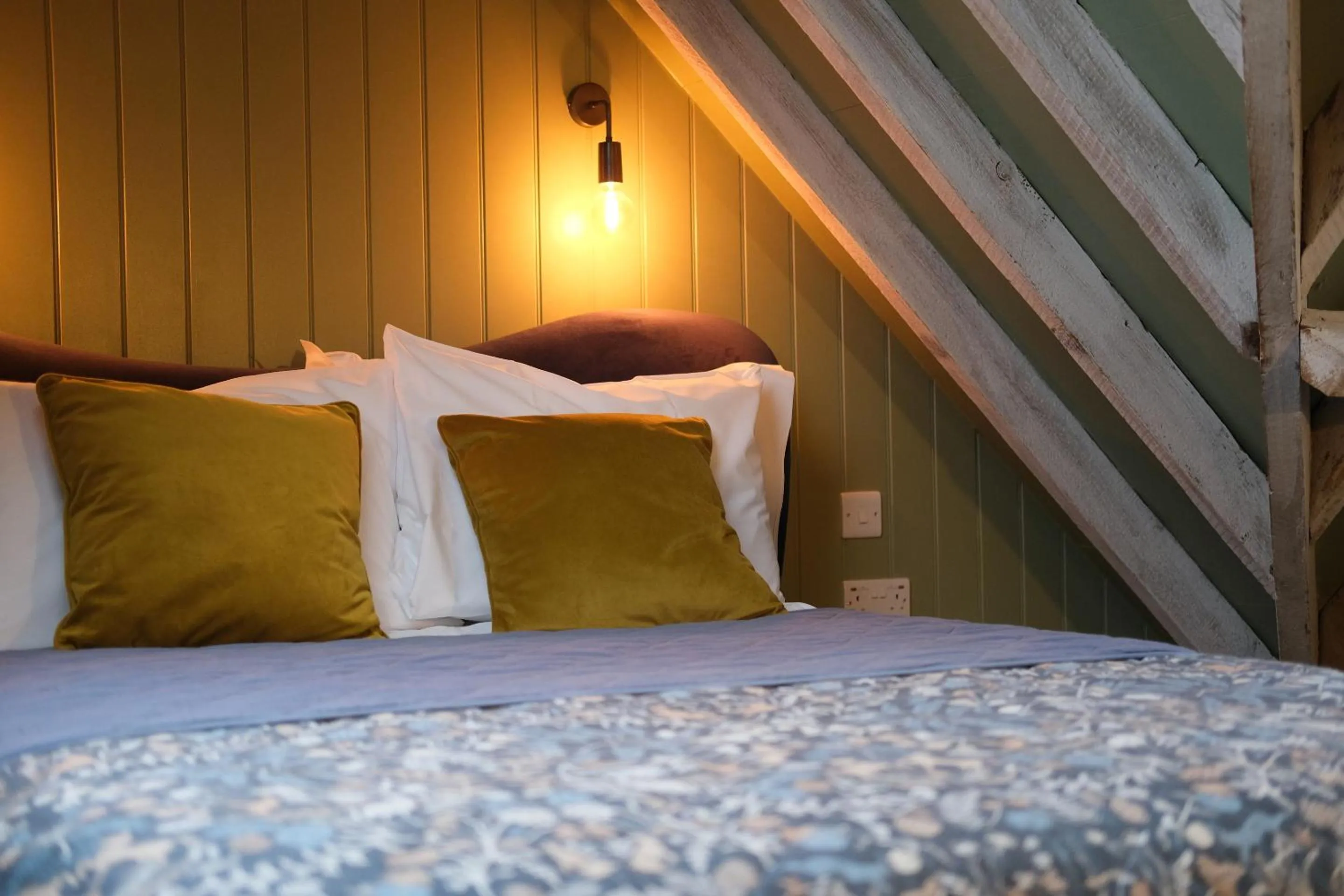 Bedroom, Bed in The Crown Inn Dial Post