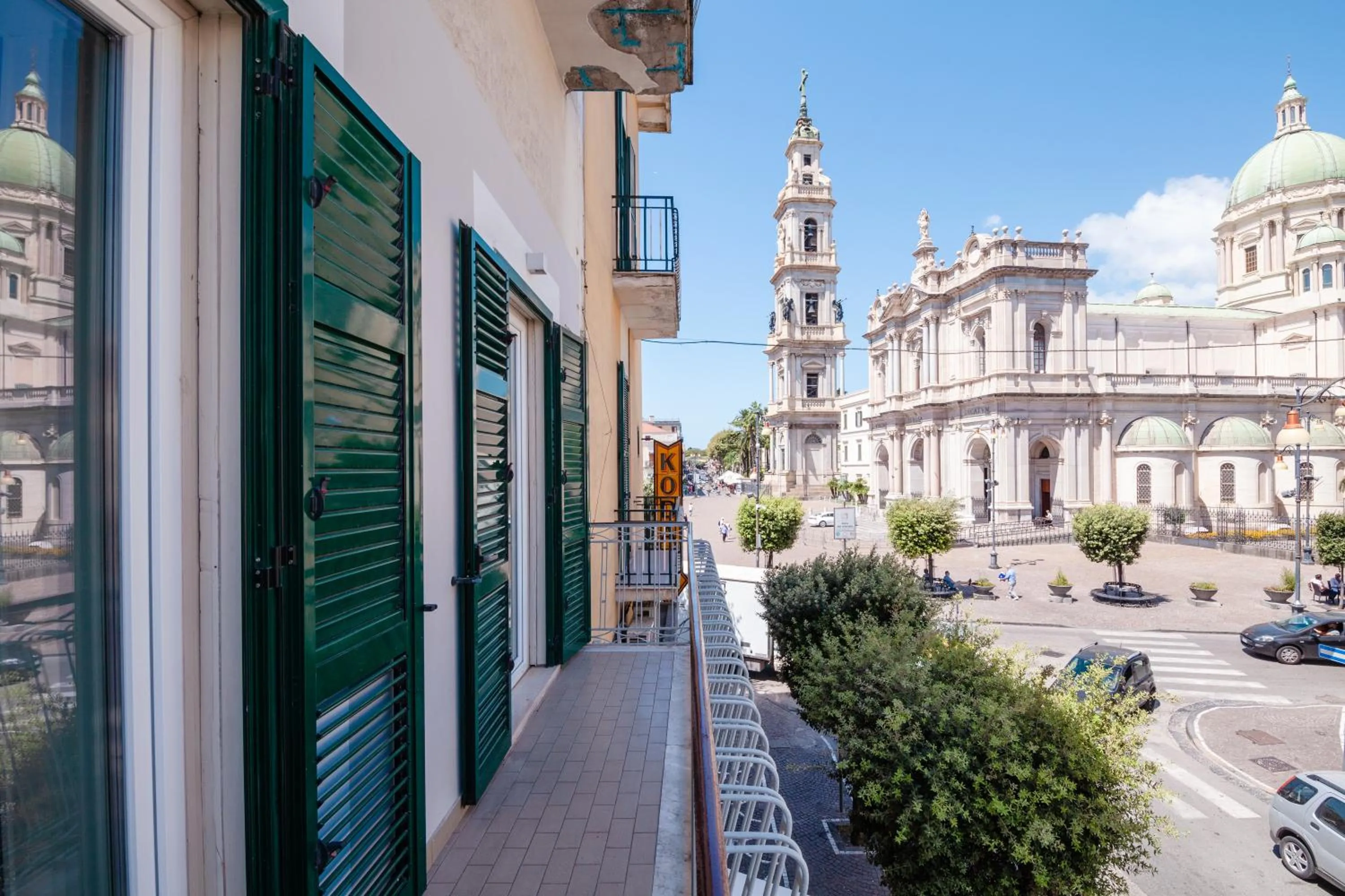 Nearby landmark in Pompei Plaza