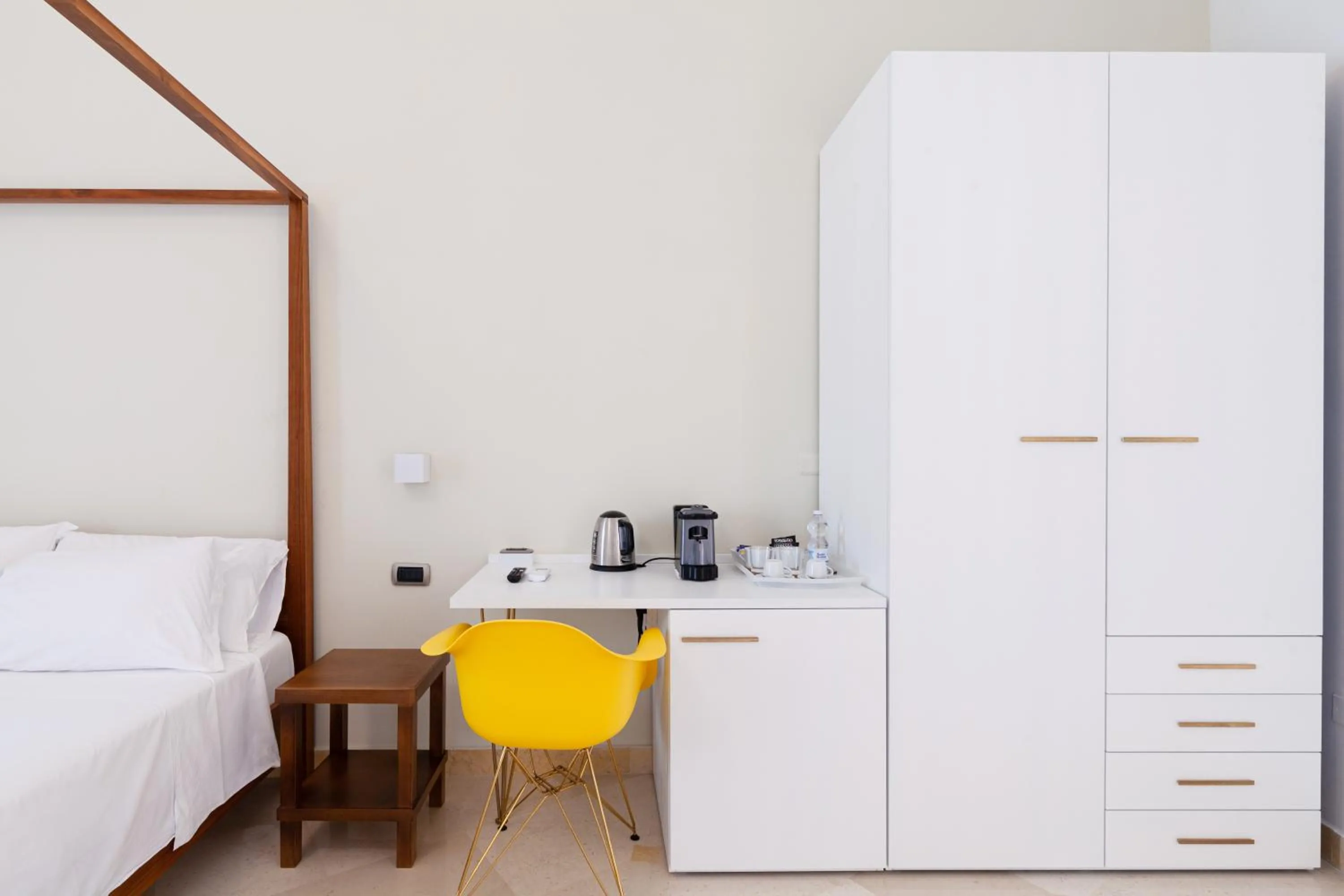 Coffee/tea facilities, Bed in Pompei Plaza