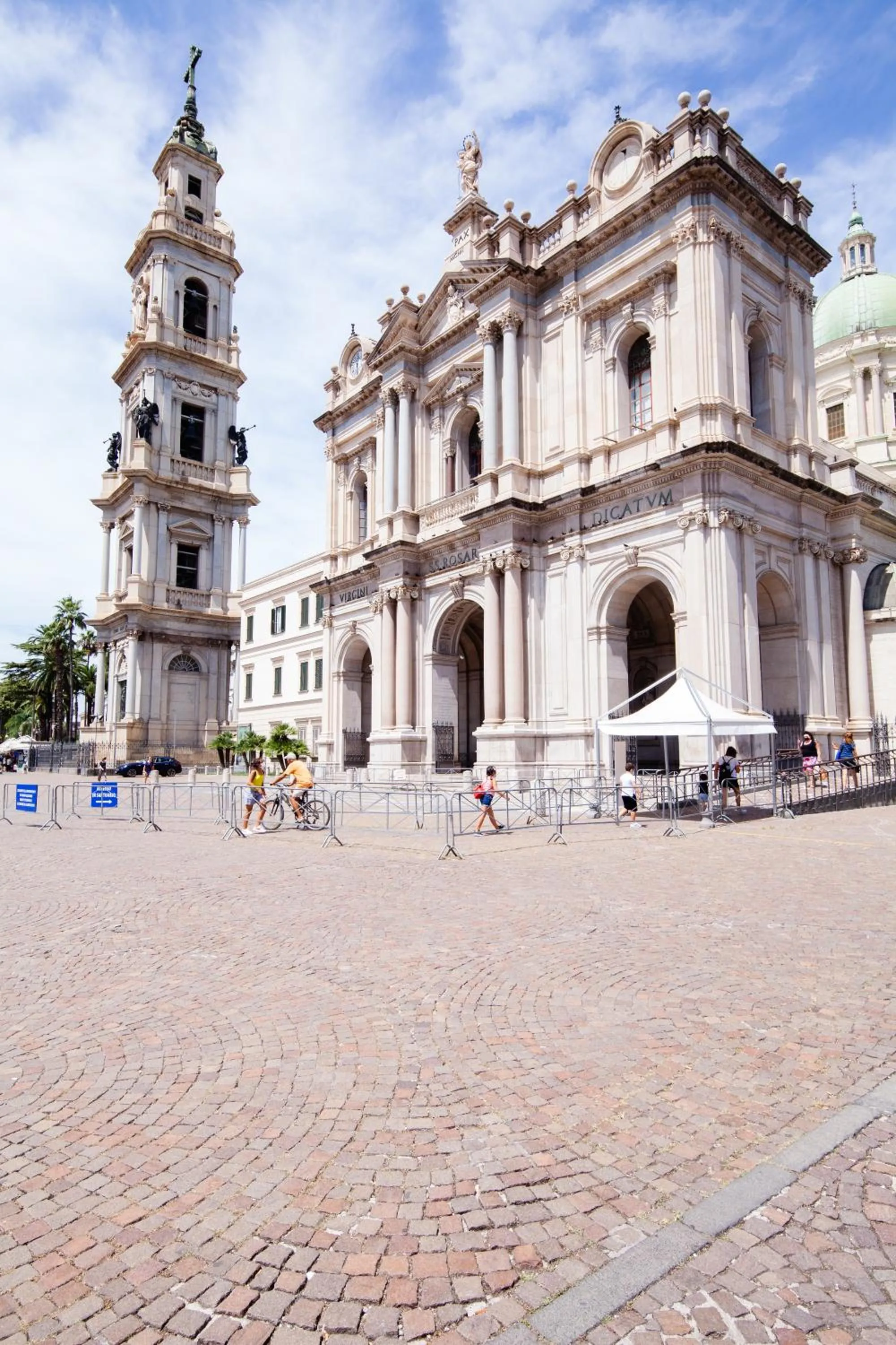 Nearby landmark in Pompei Plaza