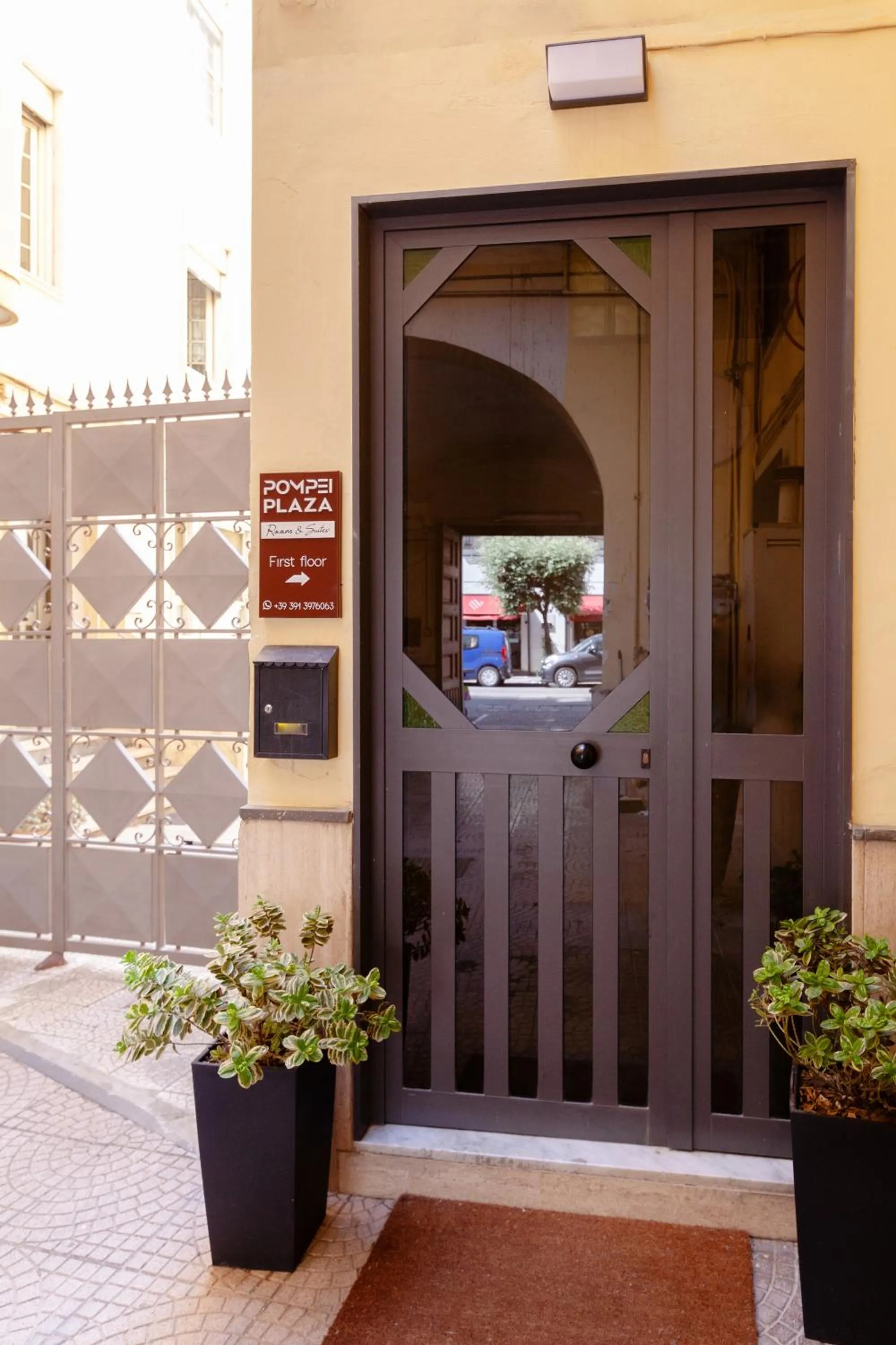 Facade/entrance in Pompei Plaza