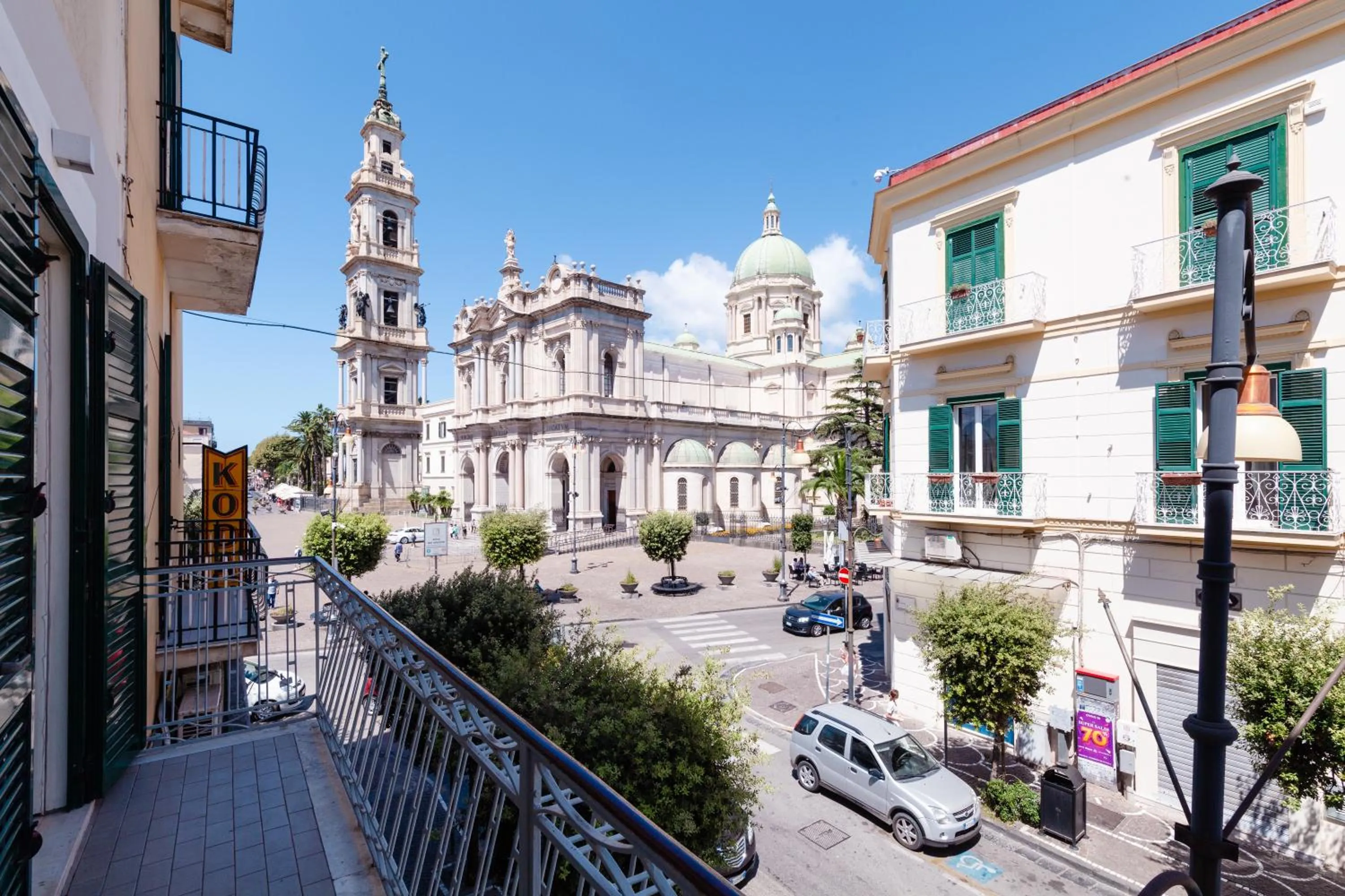 Nearby landmark in Pompei Plaza