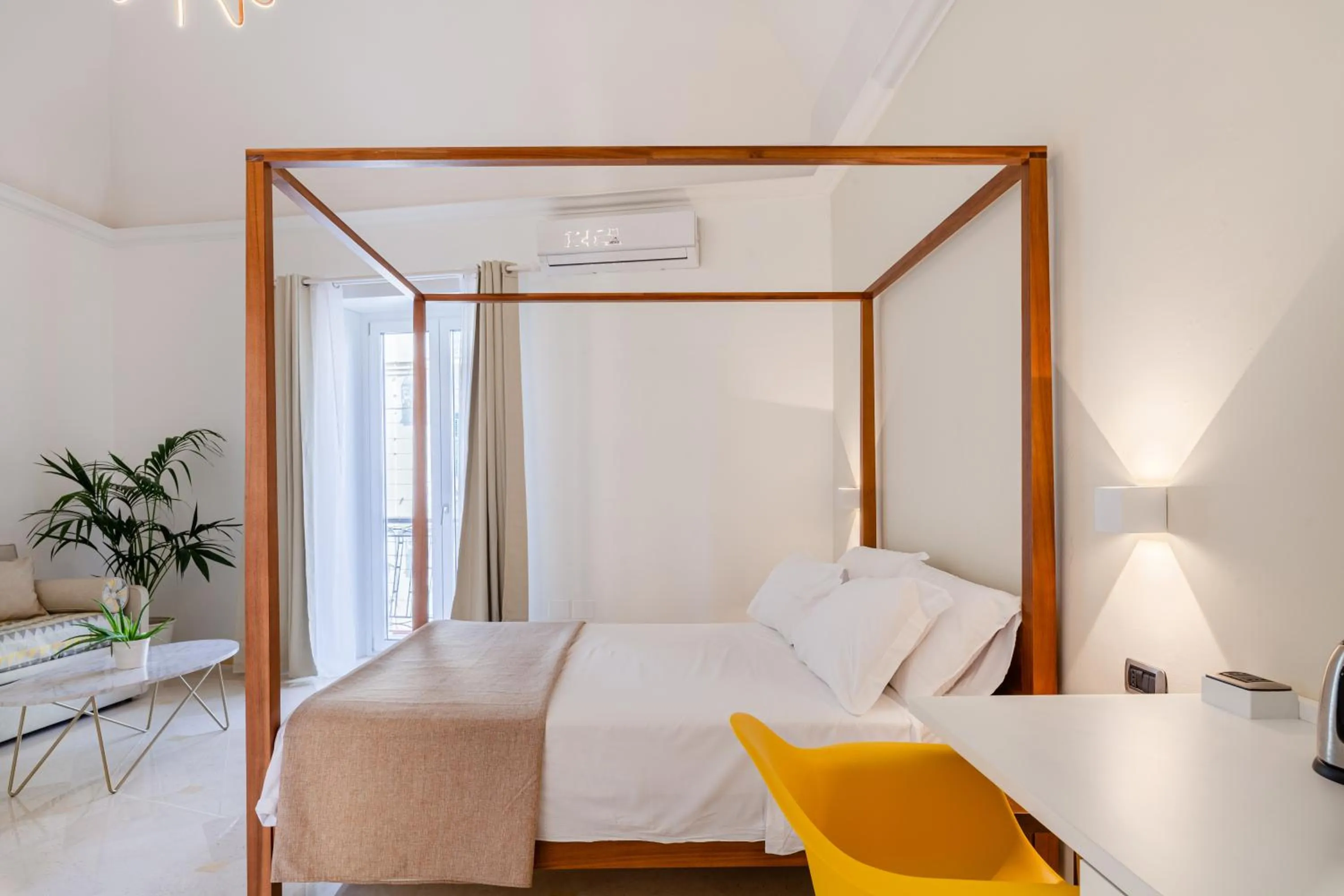 Photo of the whole room, Bed in Pompei Plaza