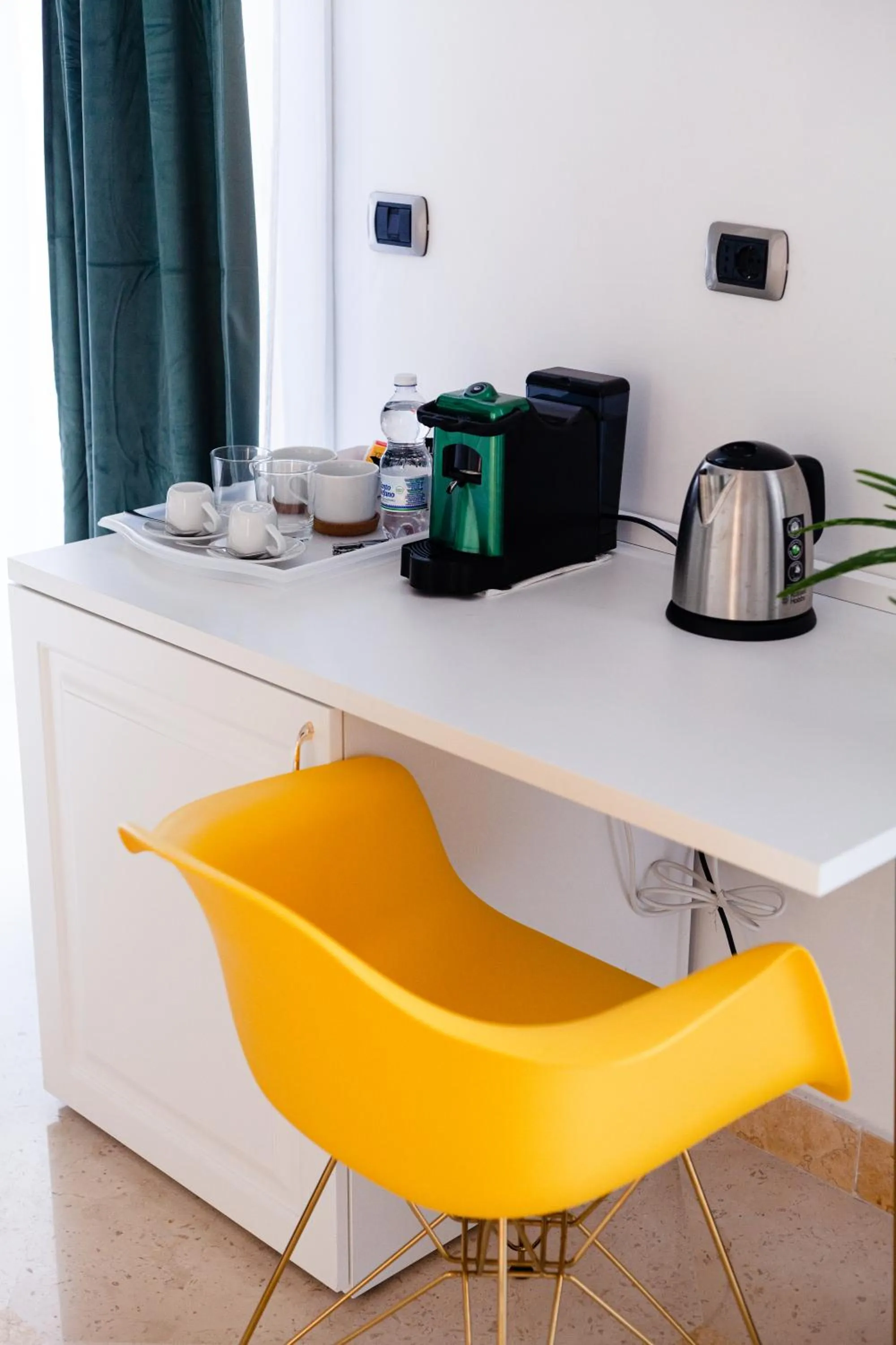 Coffee/tea facilities in Pompei Plaza