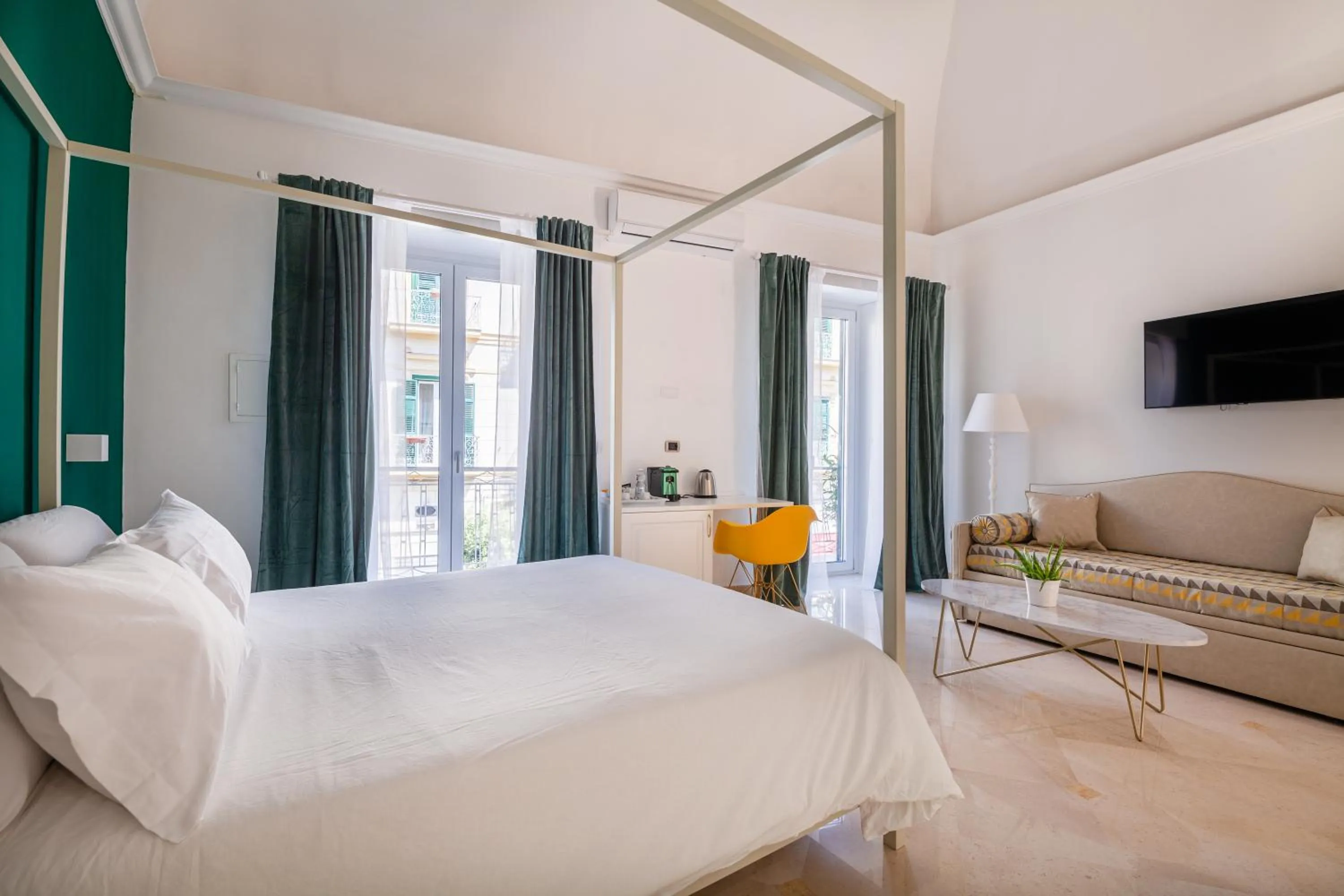 Photo of the whole room, Bed in Pompei Plaza