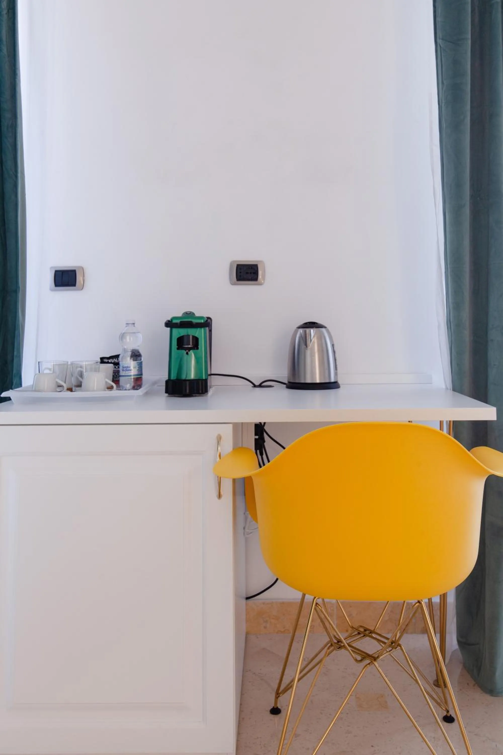 Coffee/tea facilities in Pompei Plaza
