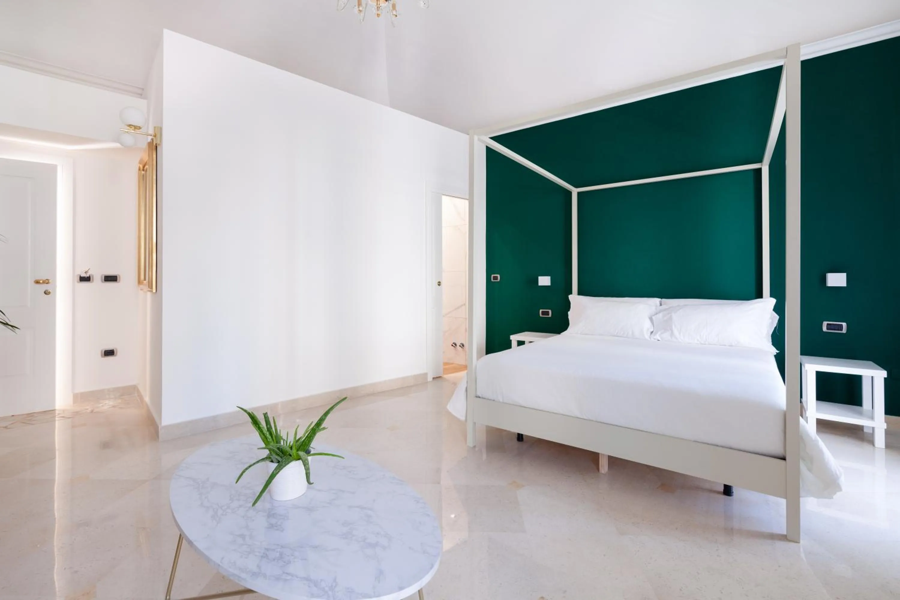 Photo of the whole room, Bed in Pompei Plaza