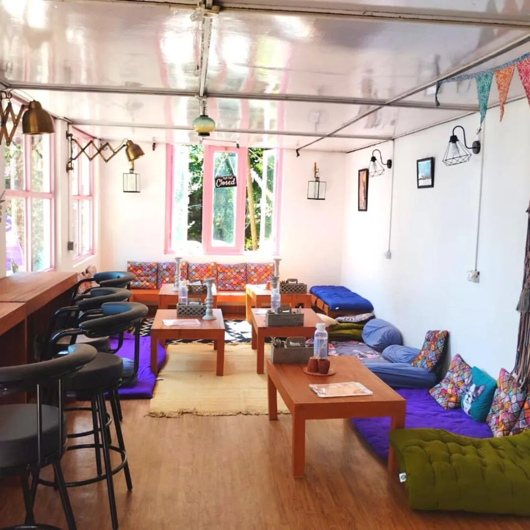 Restaurant/Places to Eat in Sunrise House