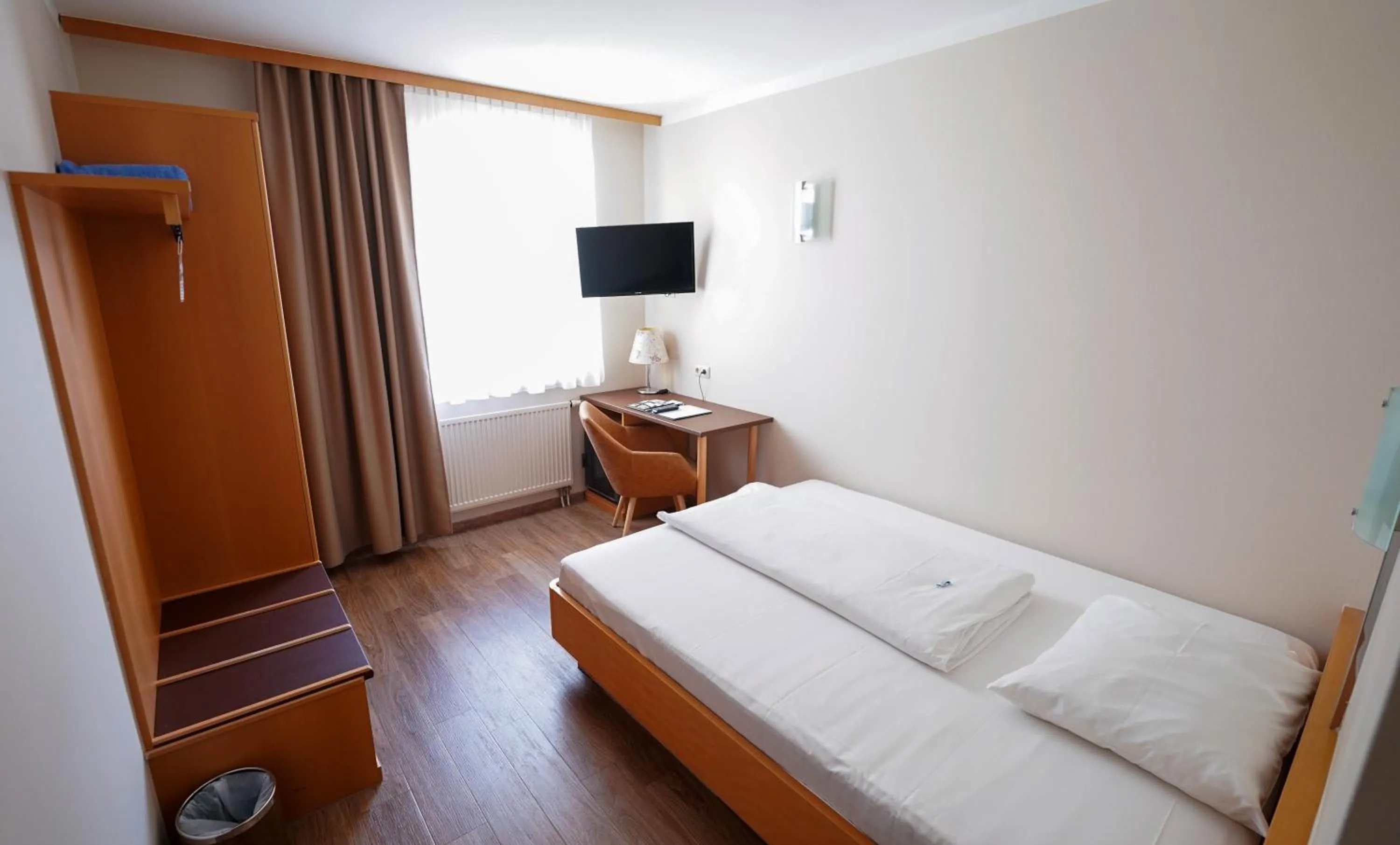 Photo of the whole room, Bed in NOVAPARK Flugzeughotel Graz