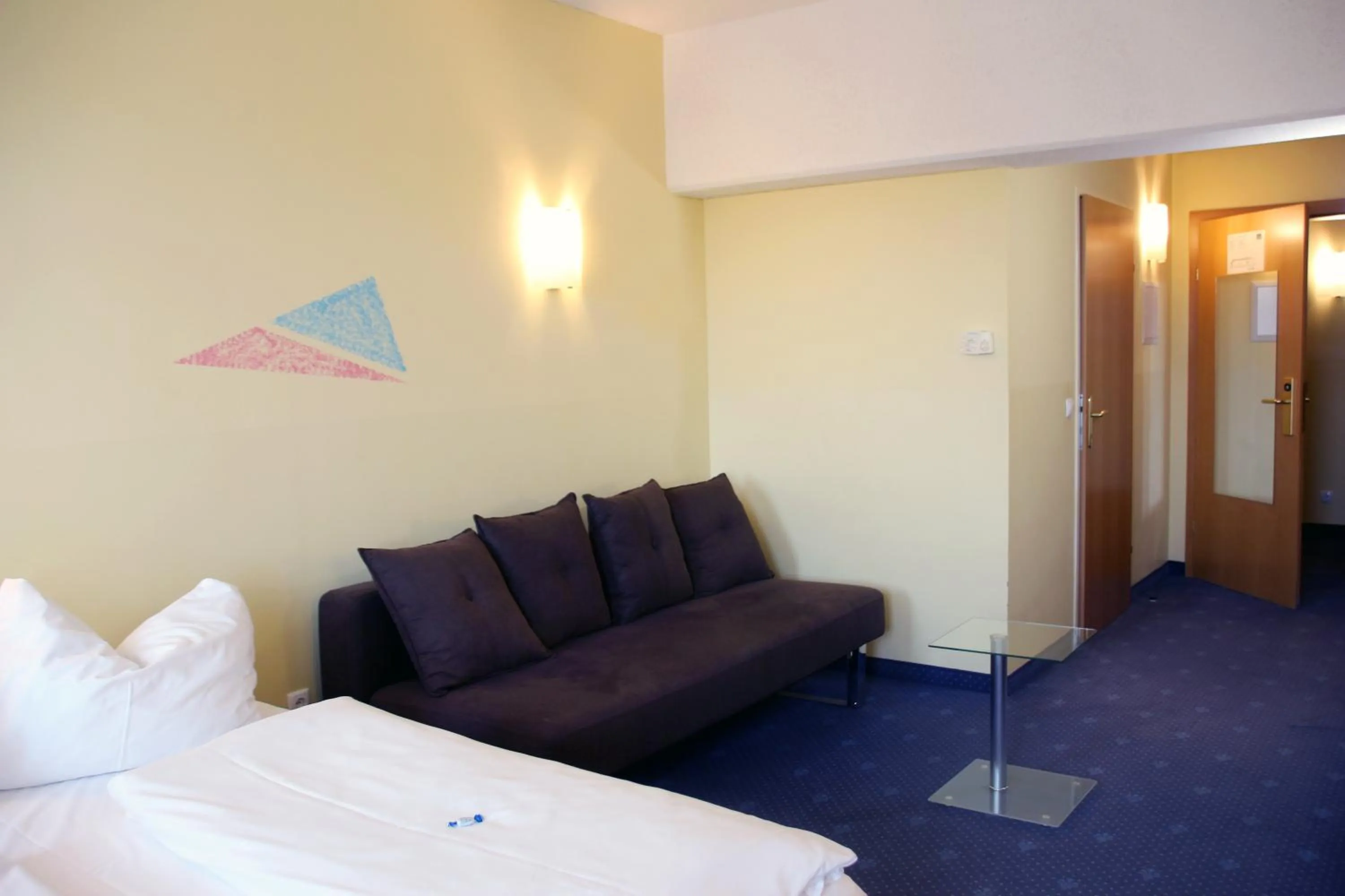 room service, Bed in NOVAPARK Flugzeughotel Graz