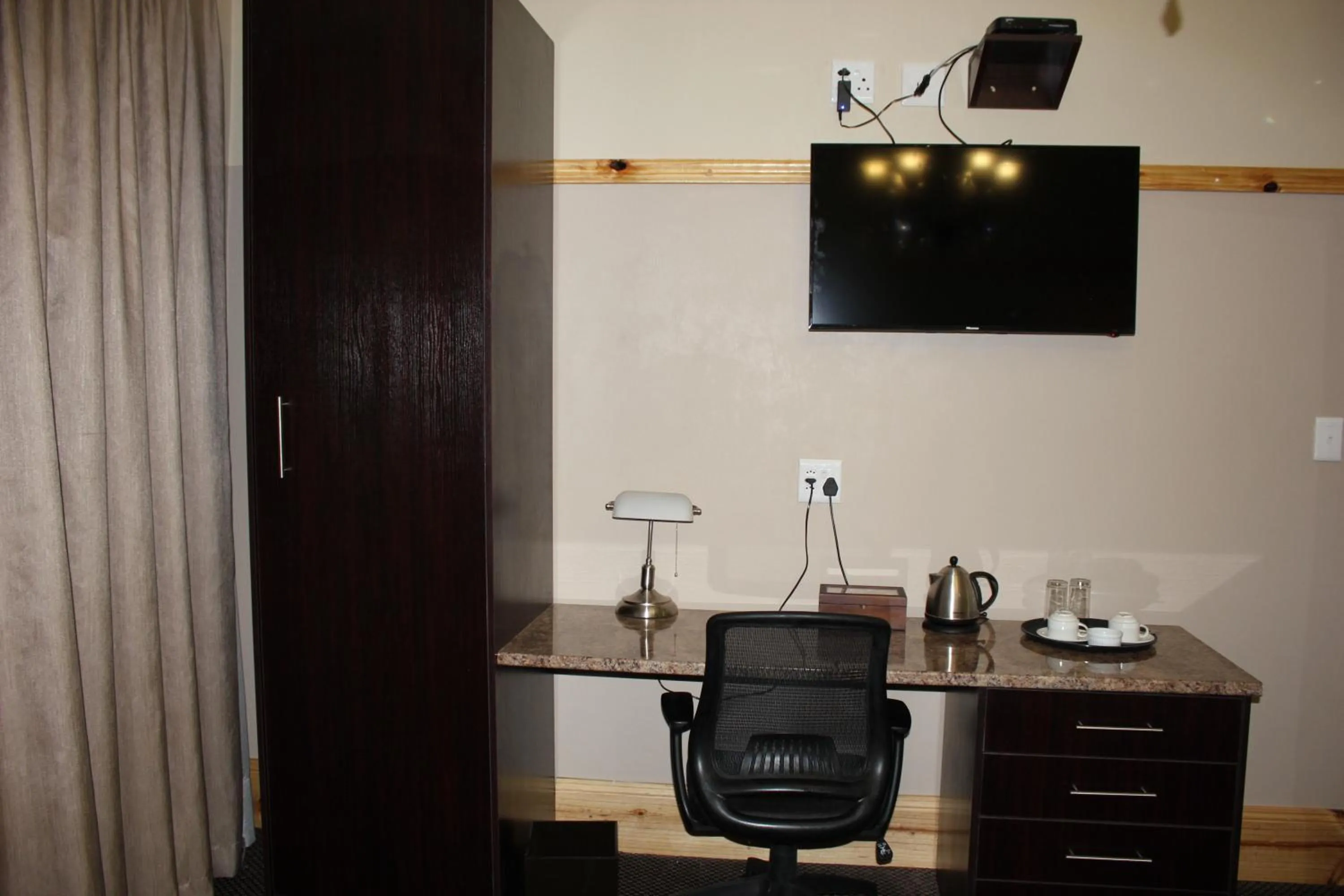 Communal lounge/ TV room in Halfway House Hotel