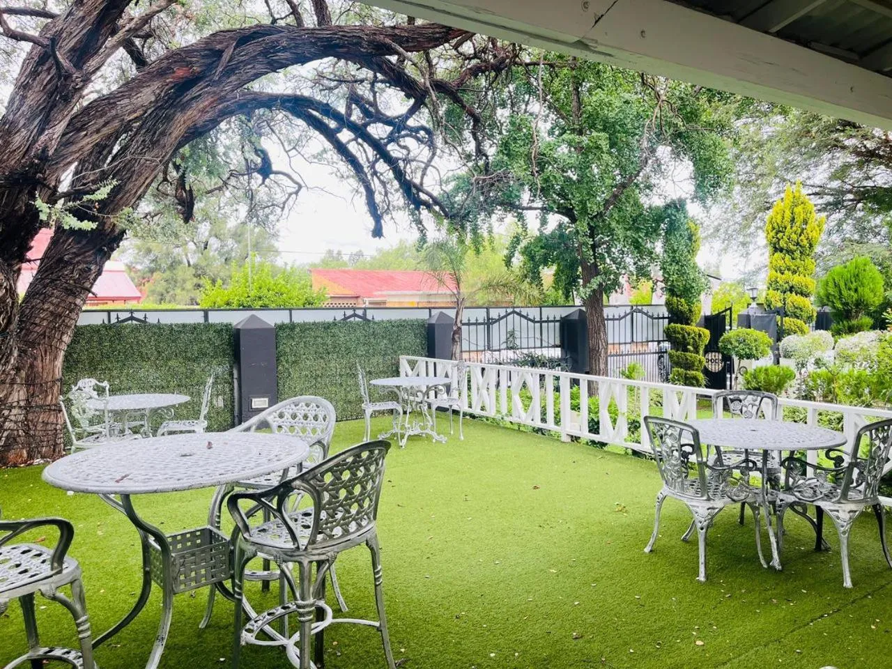 Restaurant/places to eat in Halfway House Hotel