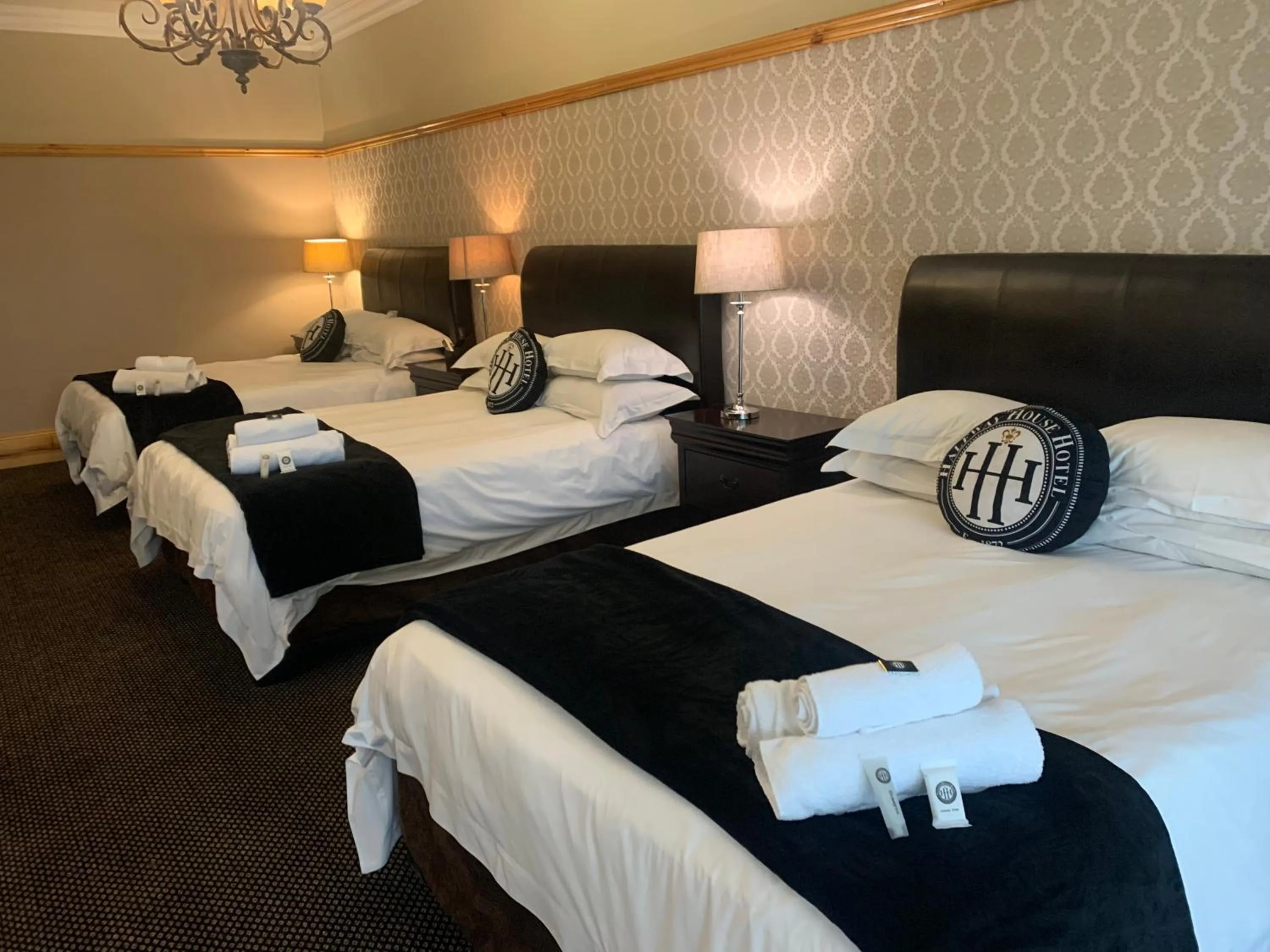 Photo of the whole room, Bed in Halfway House Hotel