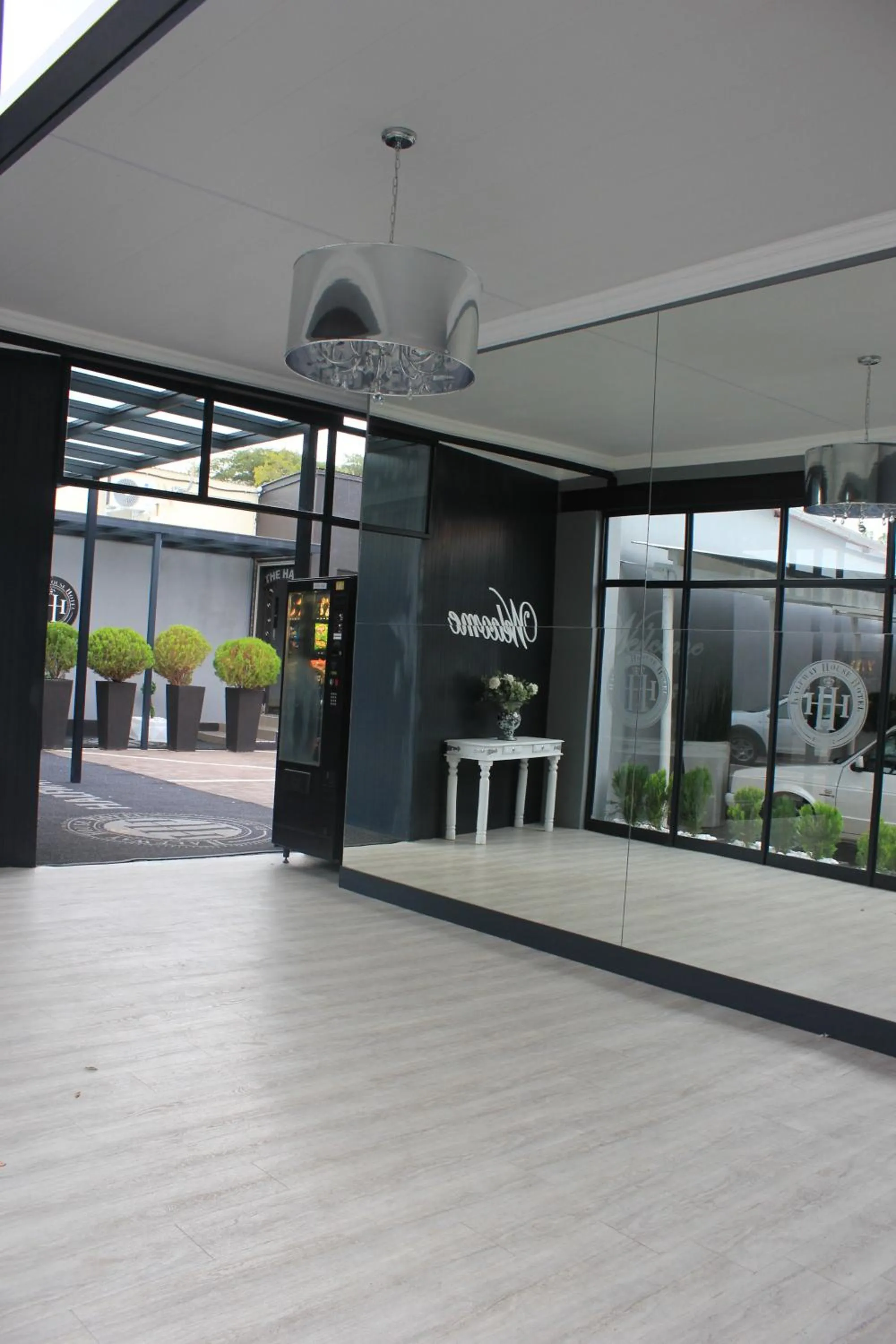 Facade/entrance in Halfway House Hotel