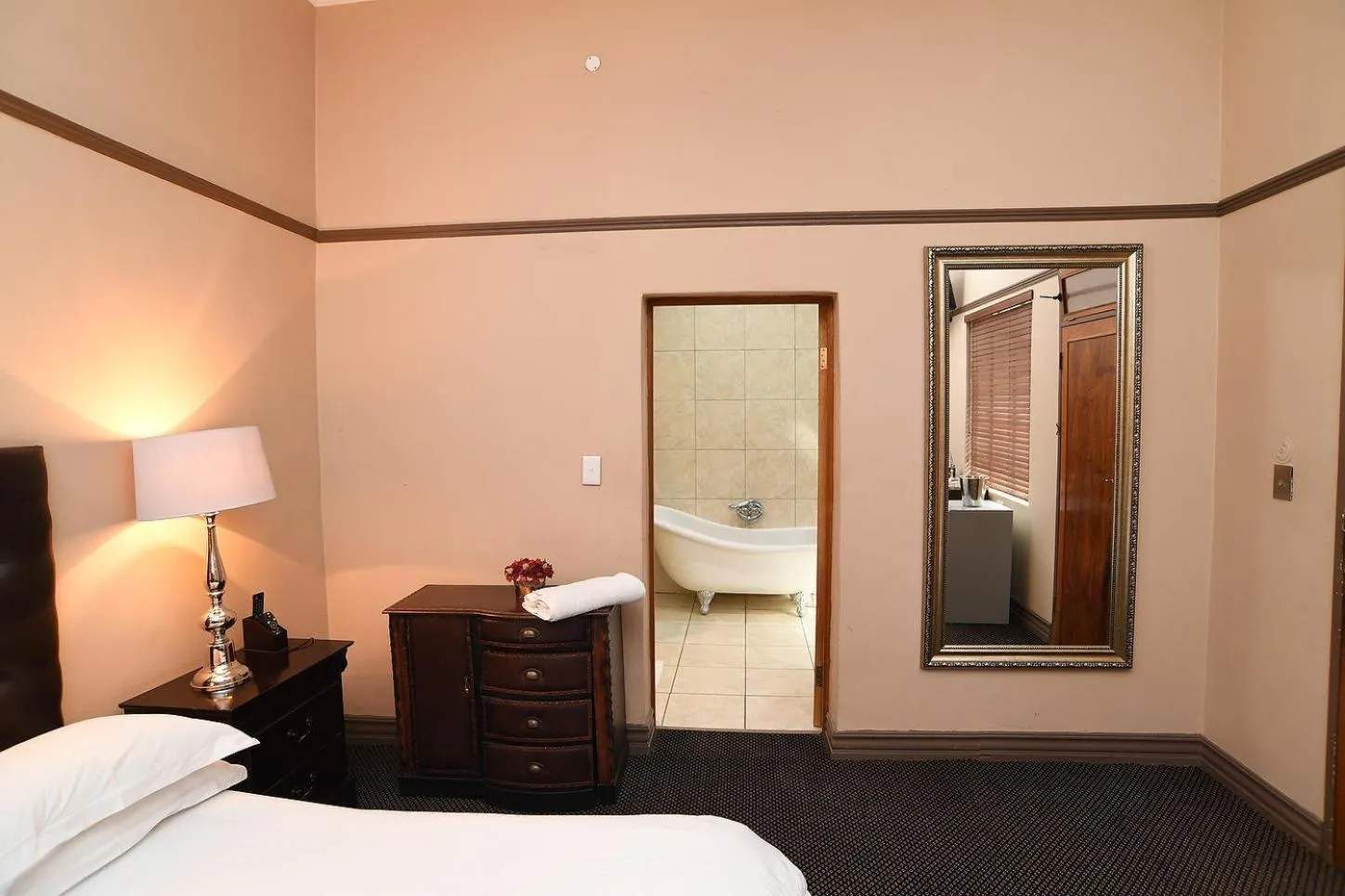 Bathroom, Bed in Halfway House Hotel