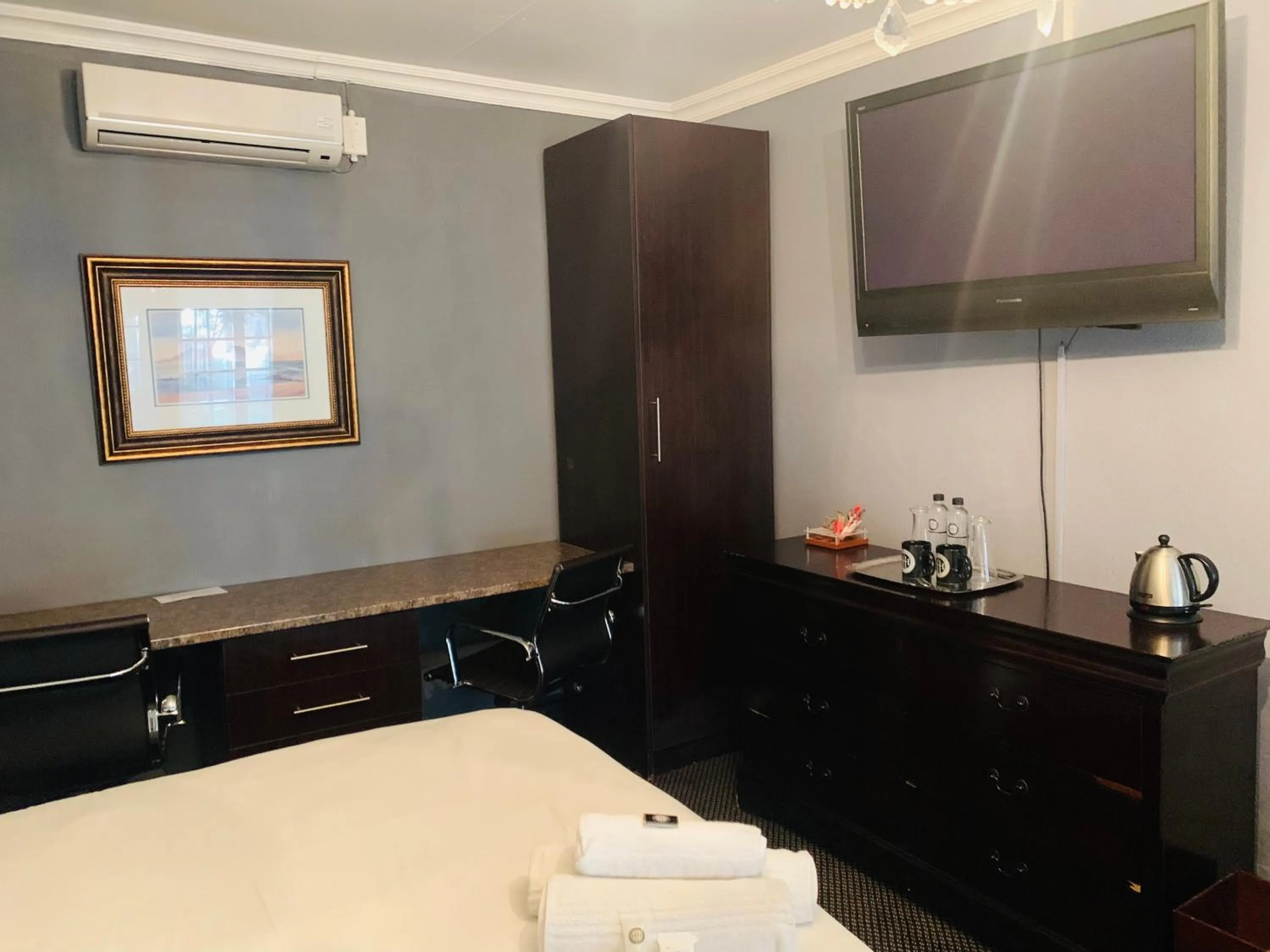 Bed in Halfway House Hotel