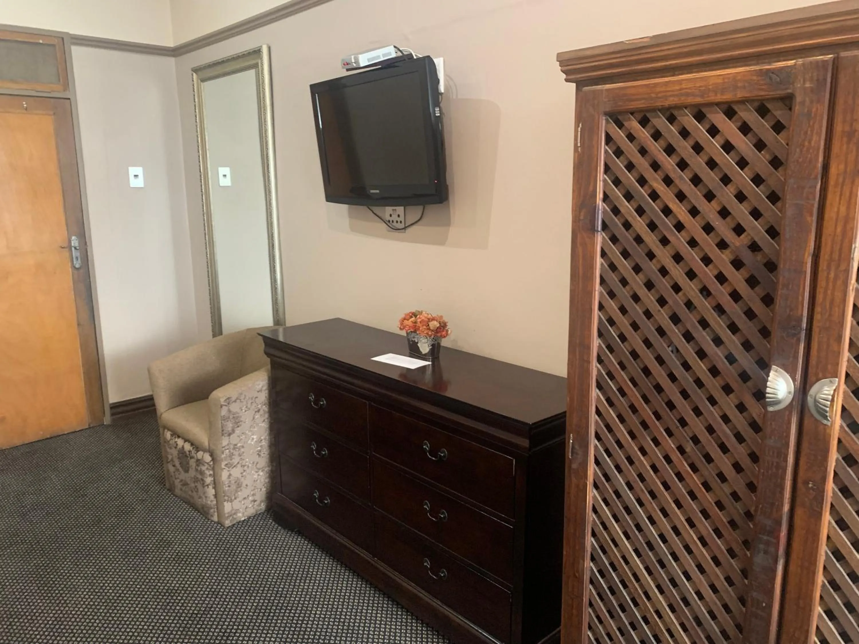 TV and multimedia in Halfway House Hotel