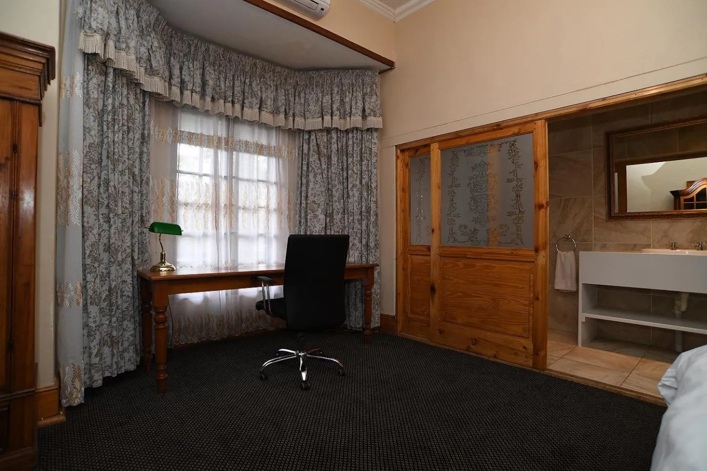 Seating area, Bed in Halfway House Hotel