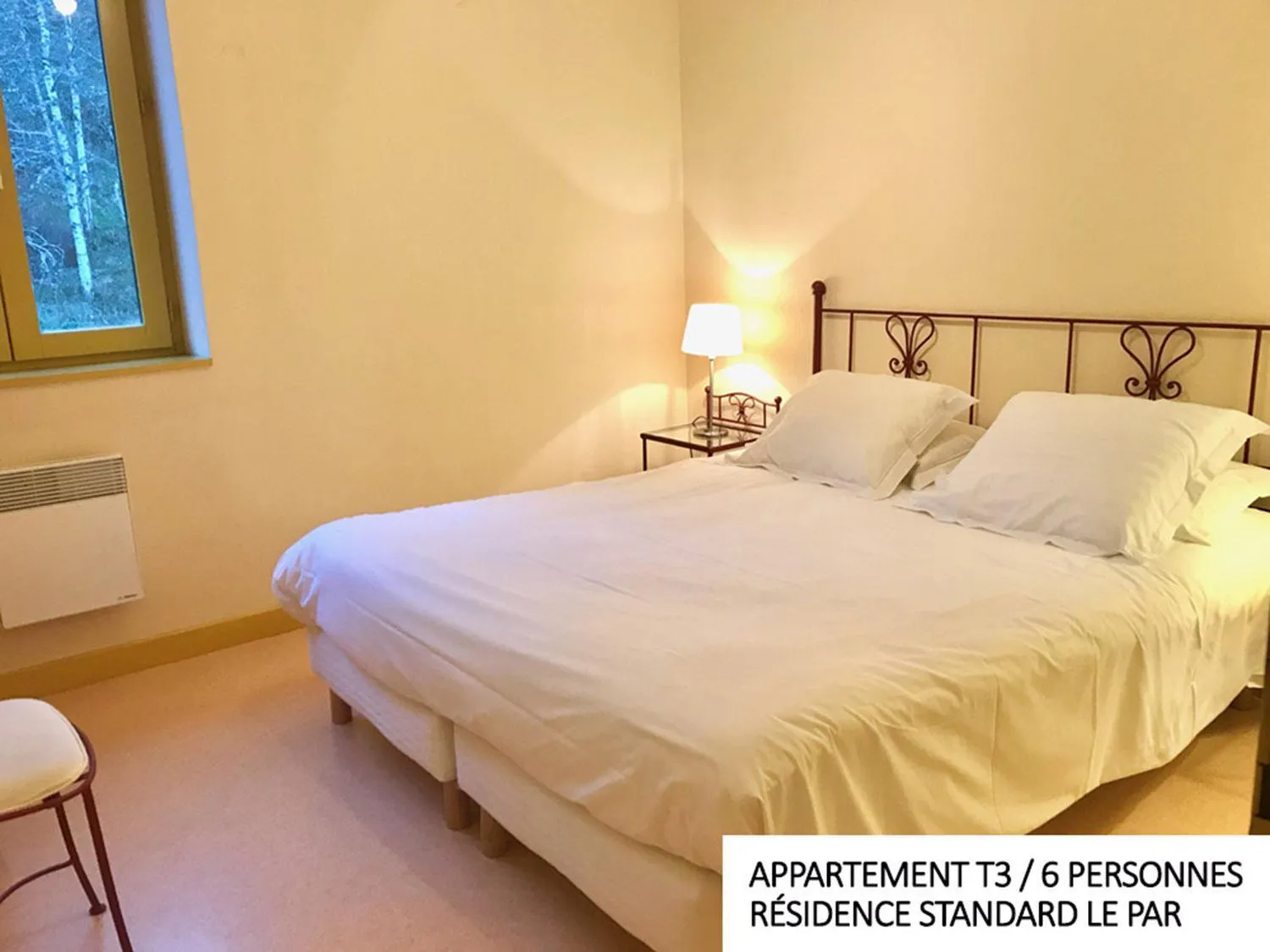 Bed in Coin d'Aubrac Hôtel Restaurant SPA de luxe