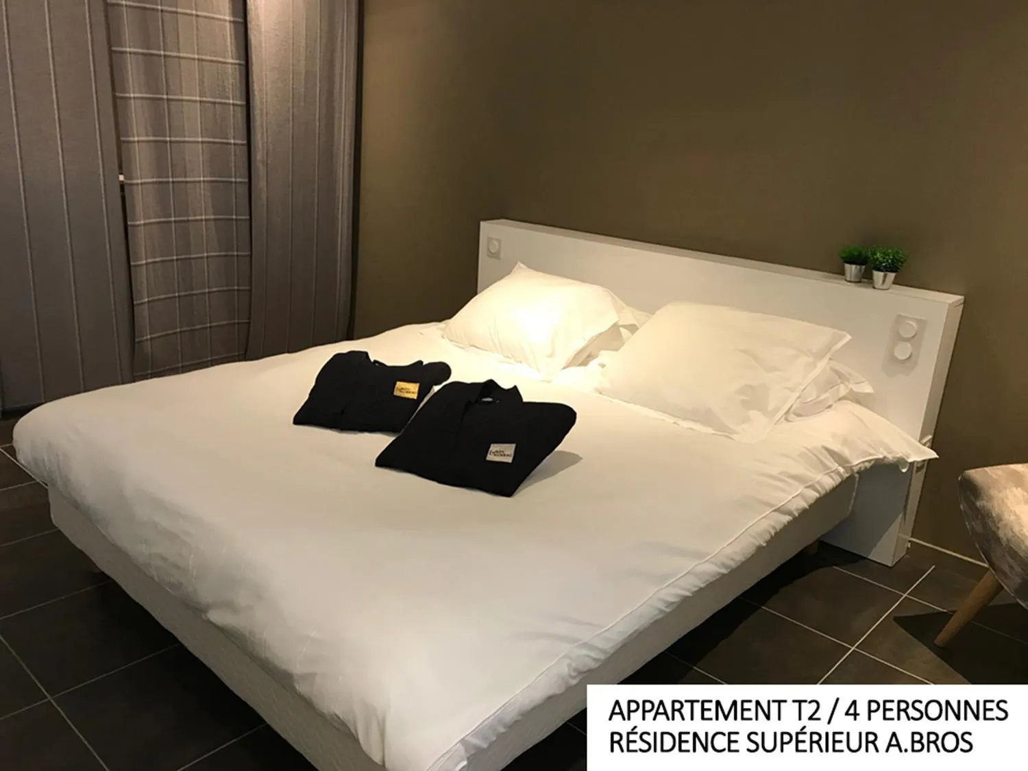 Bed in Coin d'Aubrac Hôtel Restaurant SPA de luxe